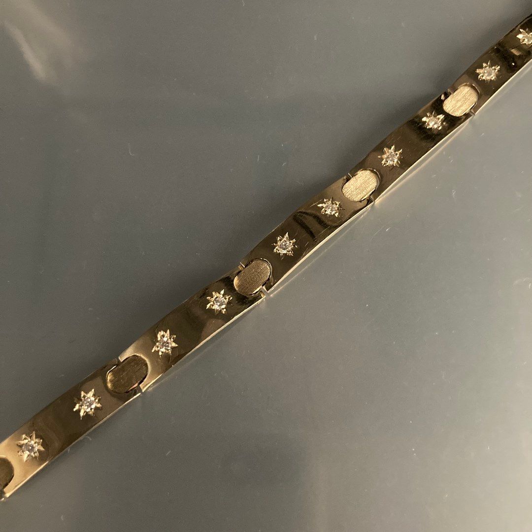 Null Armband aus 18 Karat (750) Weißgold mit Sternen, die von kleinen Diamanten &hellip;