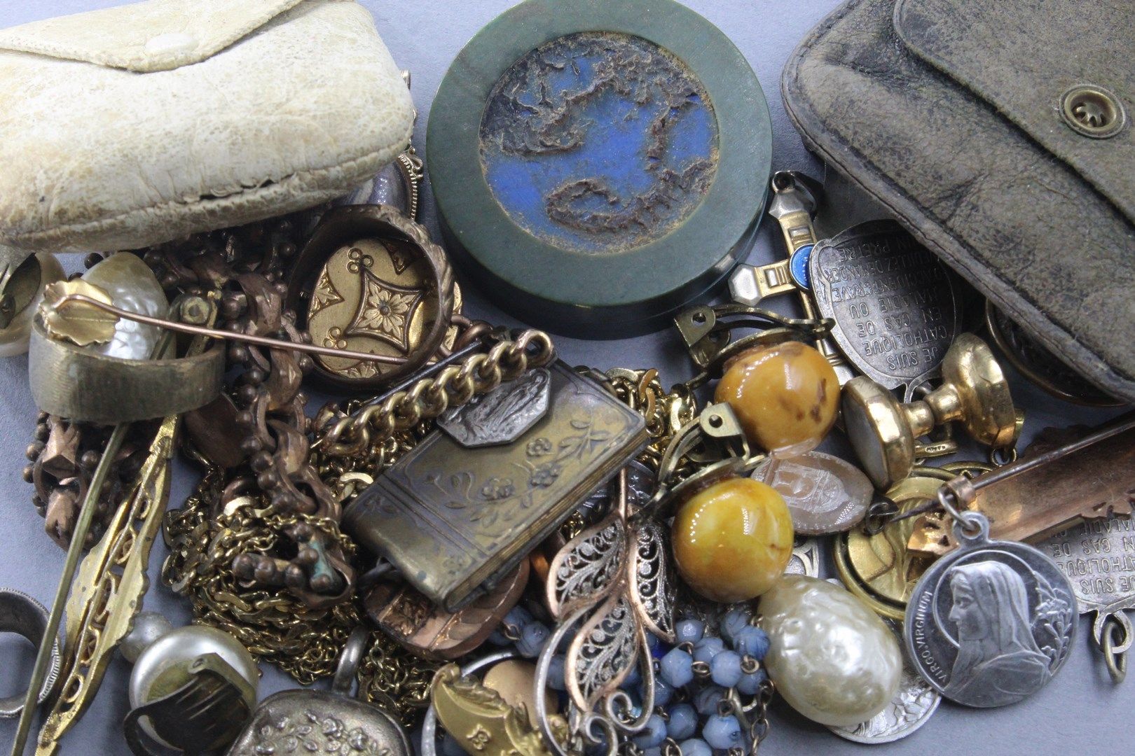 Null Bottom of drawers :

- 12 religious medals, some gold plated, one with a me&hellip;