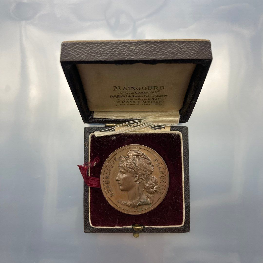 Null Tre medaglie di bronzo da tavolo:

- Société des agriculteurs de la Sarthe,&hellip;