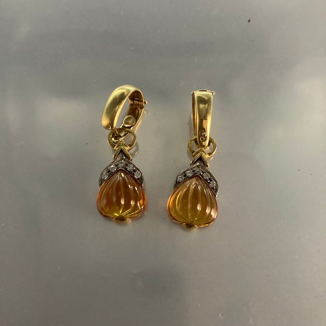 Null Ein Paar abnehmbare Ohrringe aus 18-karätigem Gelbgold (750), weiße Steine,&hellip;