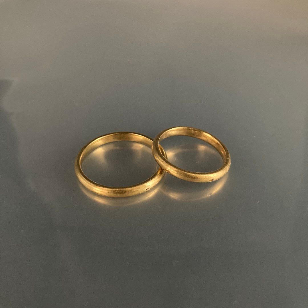 Null 两个18K（750）黄金的结婚戒指。没有刻字。

手指大小：56和66 - 重量：9克。