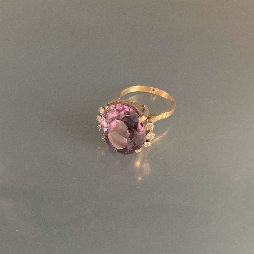 Null 一枚18K(750)黄金戒指，镶嵌着一颗椭圆形紫水晶和六颗明亮式切割钻石。

钻石的估计重量：约0.30克拉。

紫水晶的重量：约20克拉。

手指大&hellip;