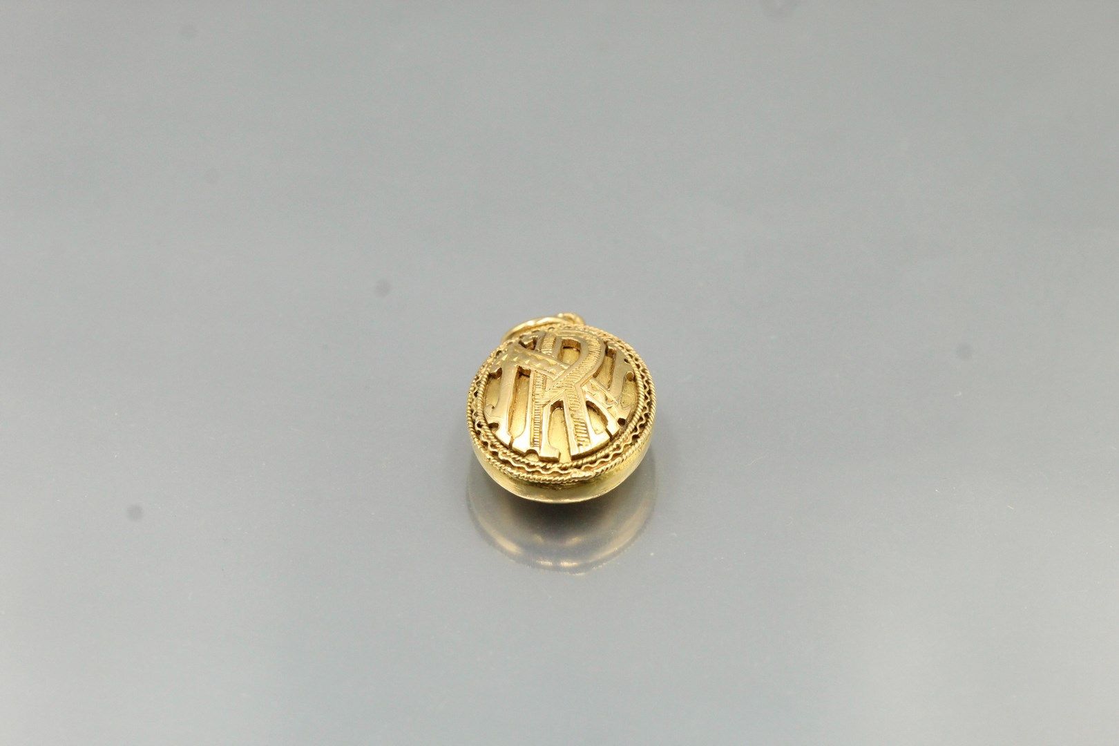 Null Ovaler Anhänger aus 18 Karat Gelbgold (750) mit dem Monogramm "NR".

Gewich&hellip;