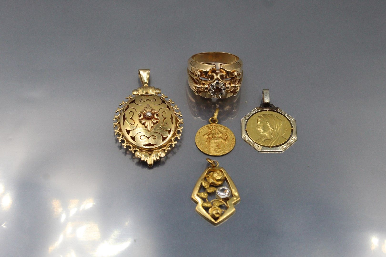 Null 18K(750)黄金拍品，包括一个戒指镶嵌，吊坠和奖章。

毛重：26.3克。
