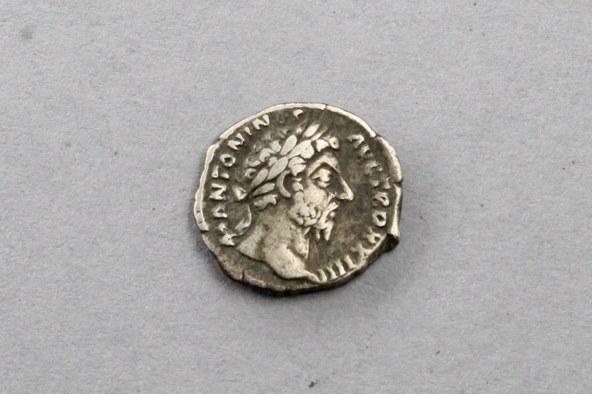 Null 罗马帝国。马克-奥勒留 (161-180)

在罗马铸造的最后一枚银币。

反面：Saluti aug cos III, Health standin&hellip;