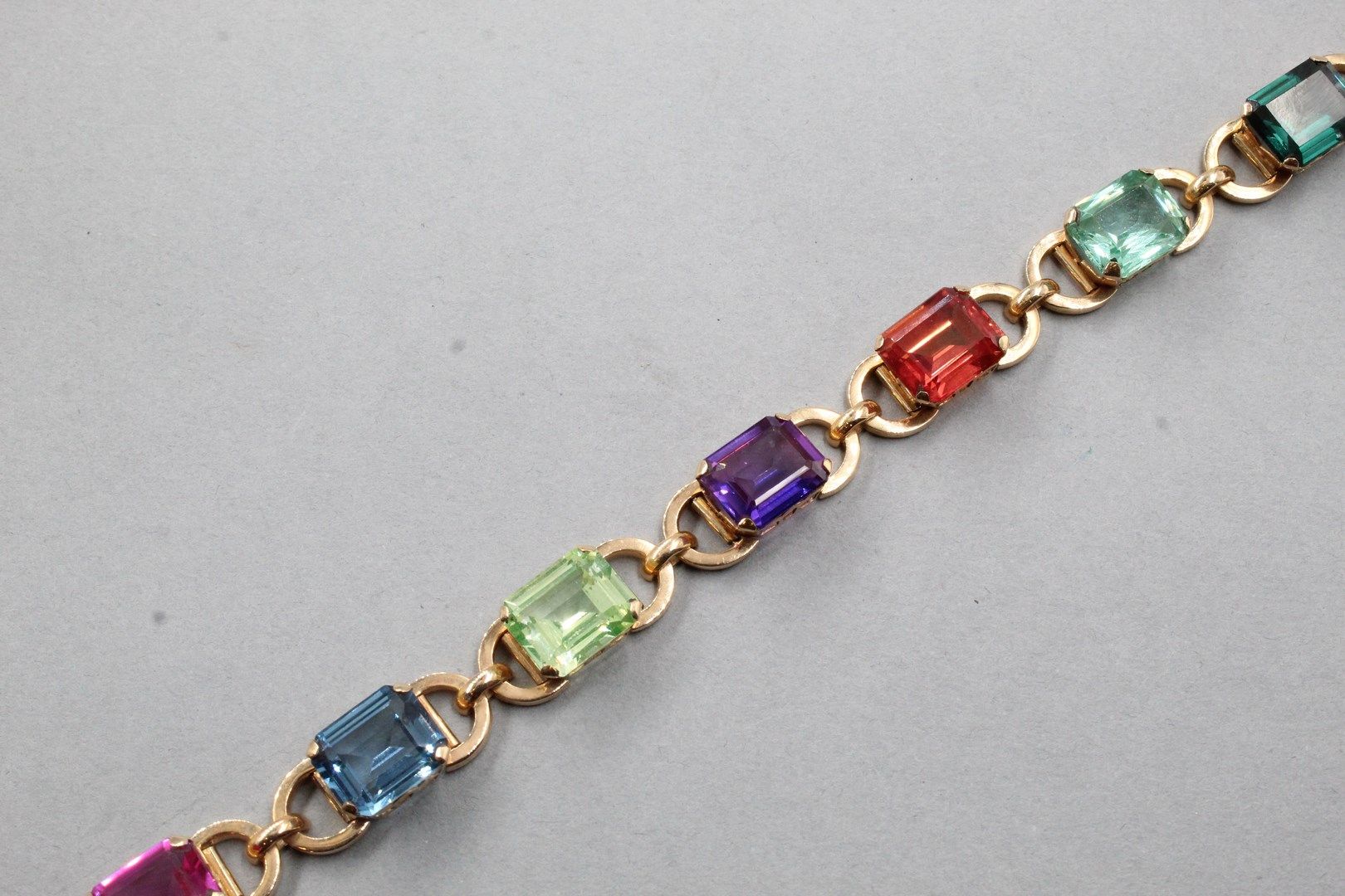 Null Armband aus 14 Karat Roségold (585), verziert mit imitierten Farbsteinen.

&hellip;