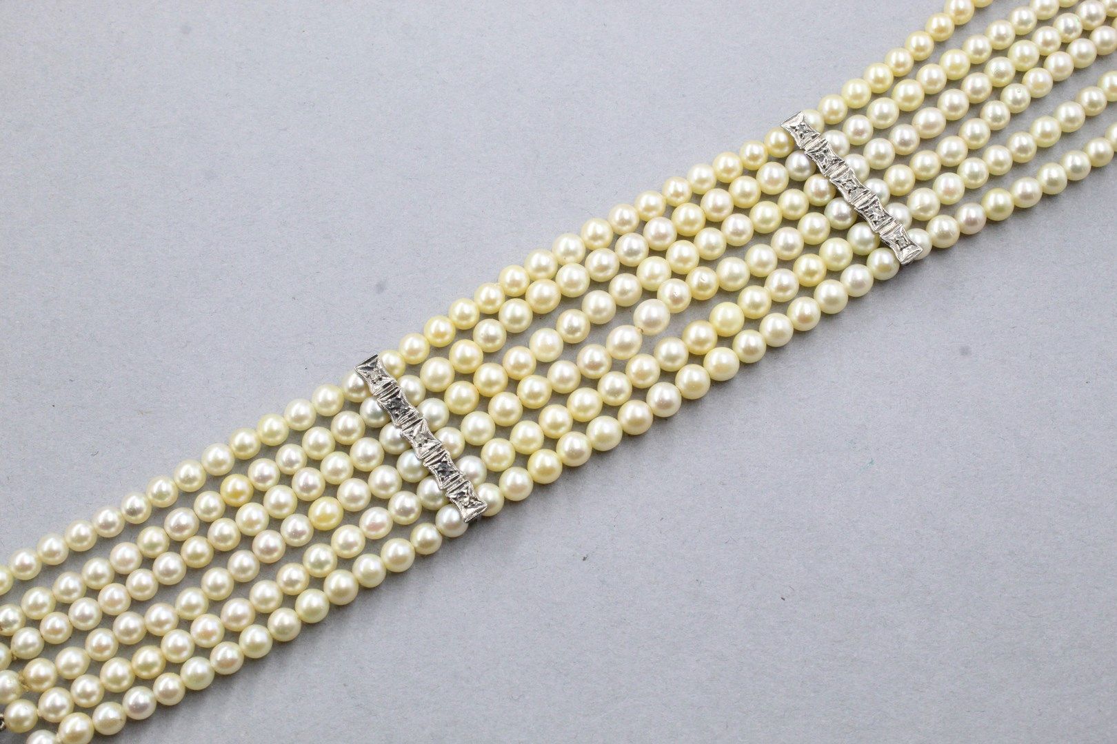 Null Bracciale di perle coltivate con 6 file. Chiusura in oro bianco 18k (750).
&hellip;