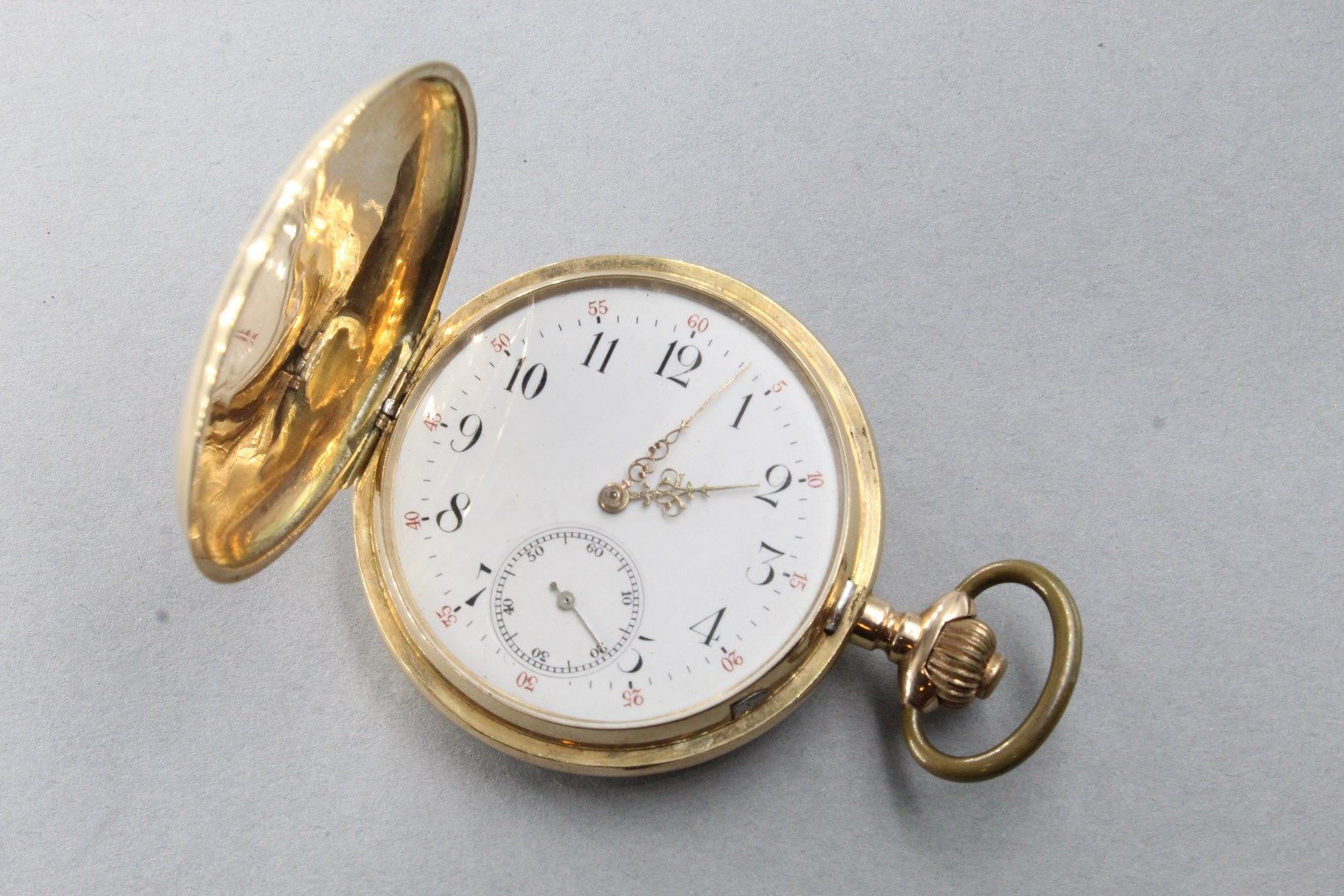 Null Savonette怀表，14K(585)黄金材质，表盘为全珐琅背景。阿拉伯数字表示小时，秒针位于6点钟方向。这只碗是玑镂式的。

金属搭扣。表壳有扭索&hellip;