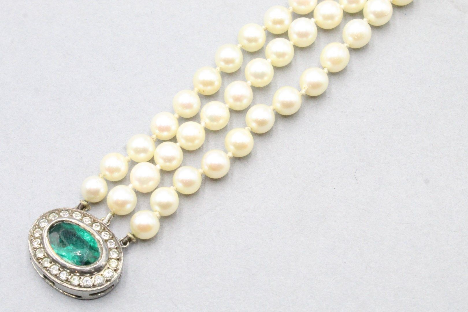 Null 手链上有三排choker珠子。银色的扣子上装饰着白色石头镶嵌的绿色仿石（玻璃）。一颗要穿的珍珠被挂在上面。

毛重：24克。

(对一个行的损害)