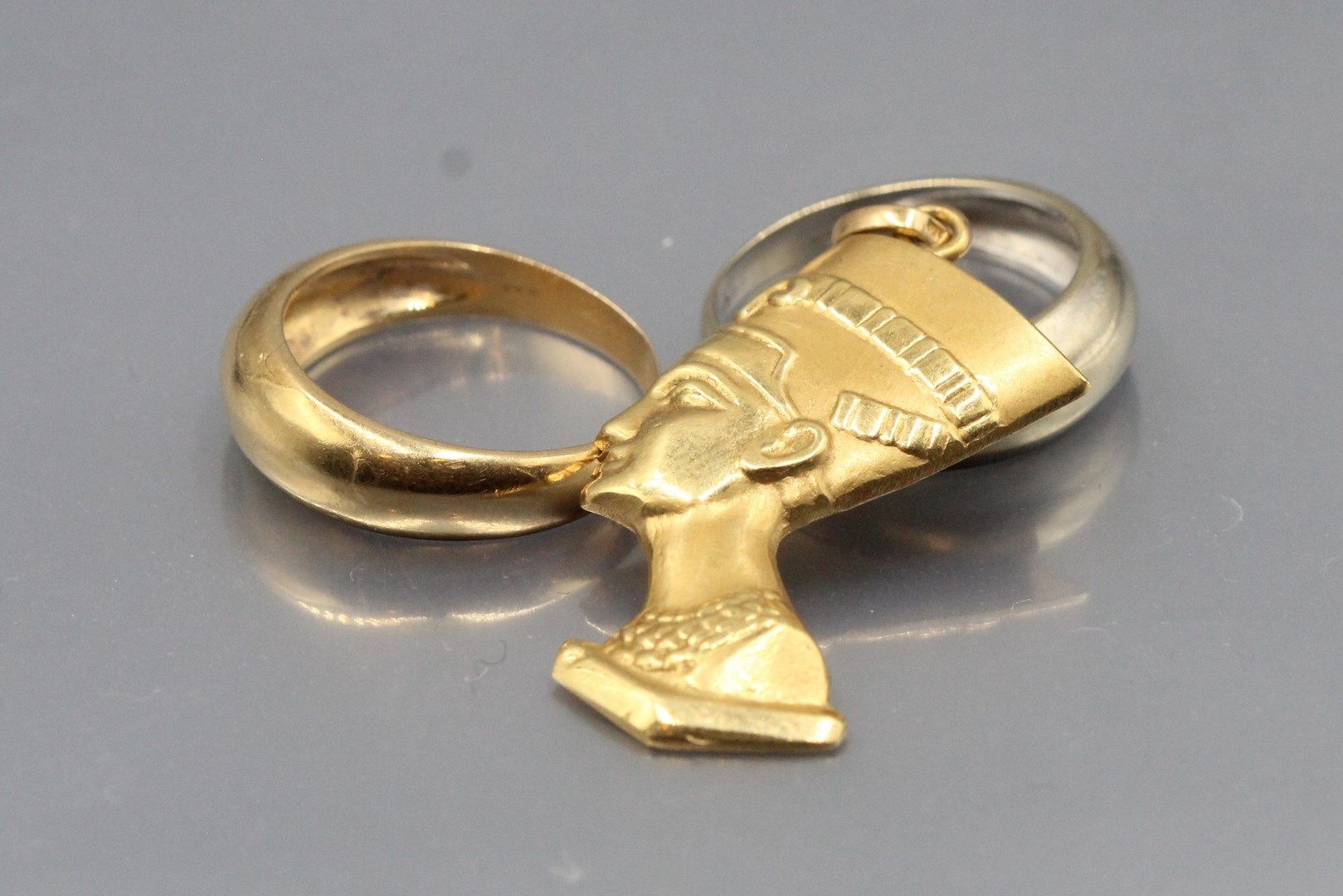 Null Lot d'or comprenant un pendentif au profil de Néphertiti et deux bagues