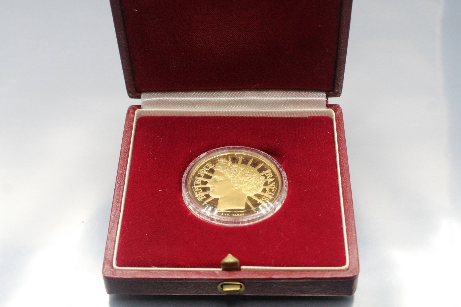 Null 巴黎货币

100F金币（920%）塞雷斯，1988年。

重量：17克

在它的盒子里，有它的证书。