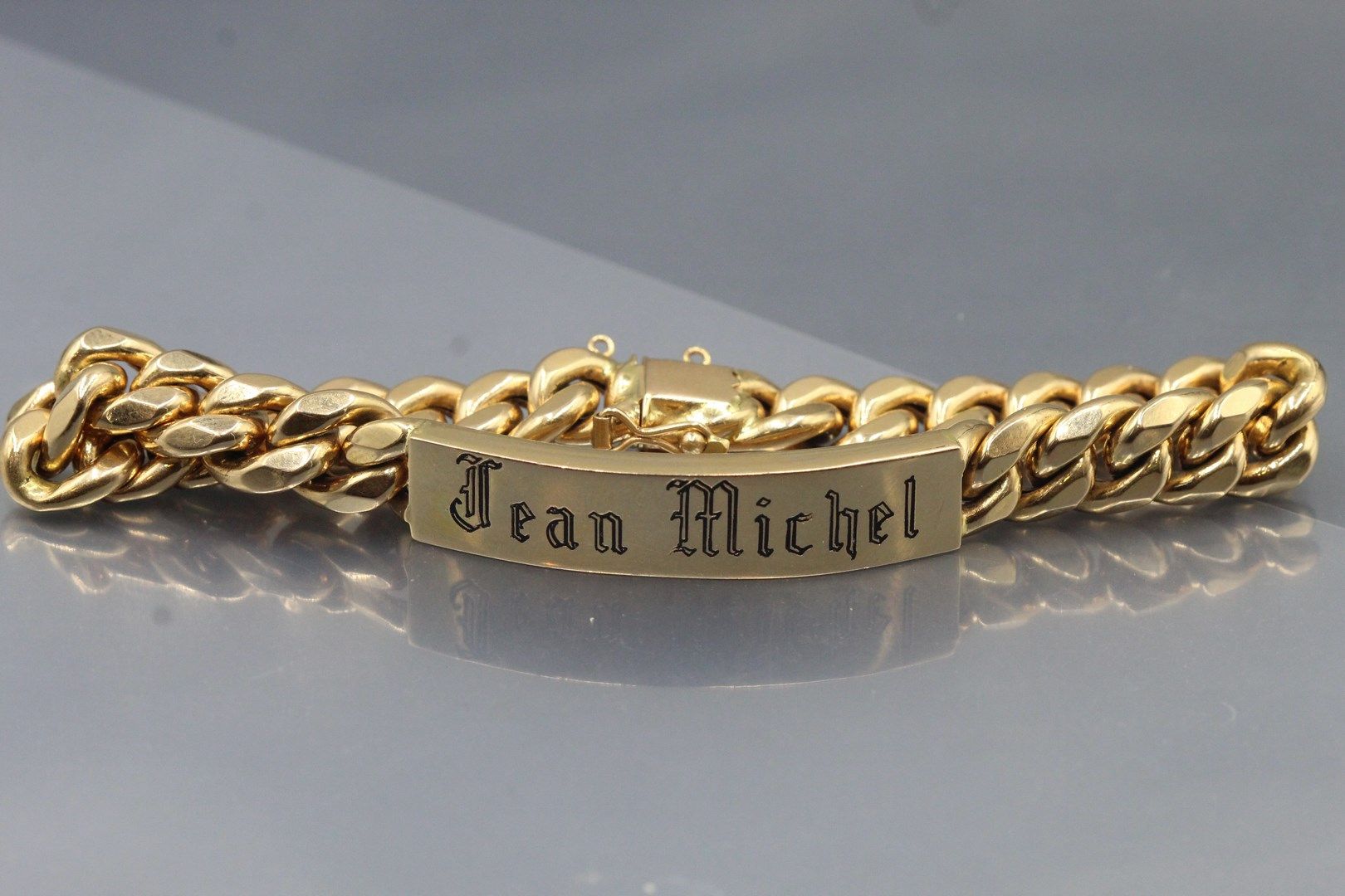 Null Curb in 18k (750) yellow gold monogrammed "Jean Michel".

Weight : 21.10 g.&hellip;