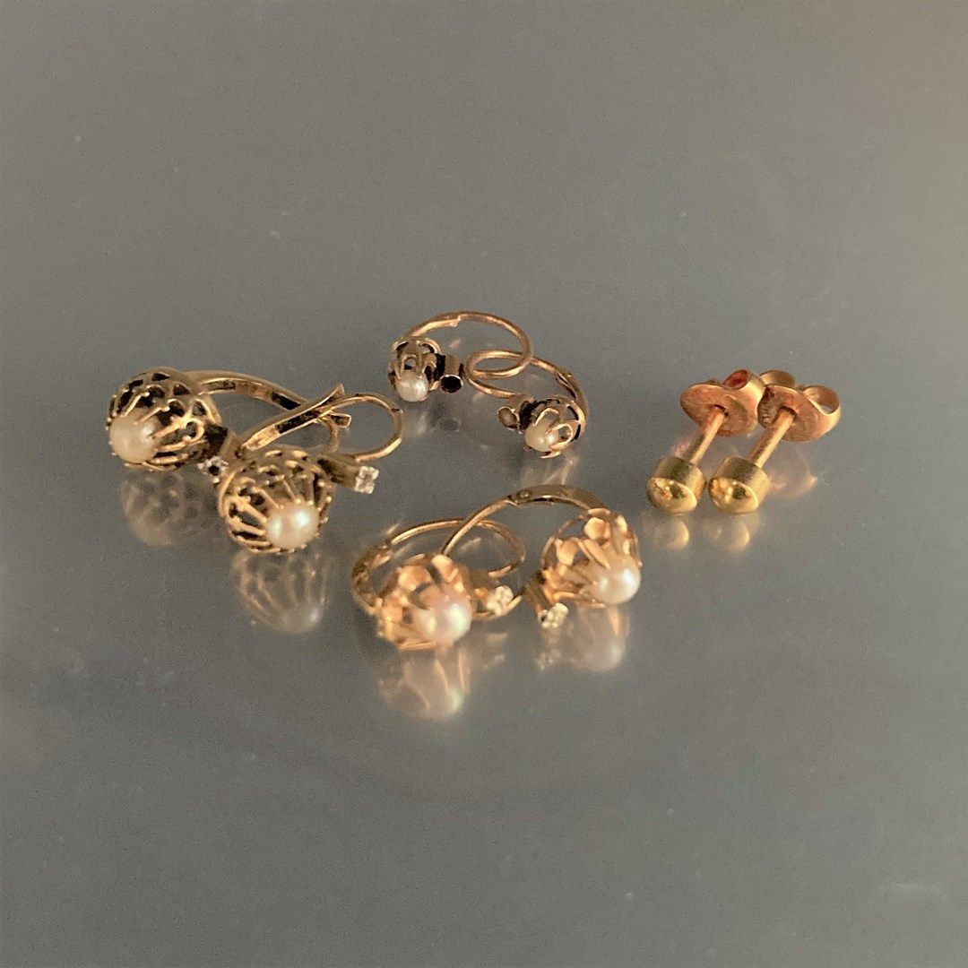 Null 三对18K(750)黄金卧具，镶嵌着一颗小巴洛克珍珠。包括一对耳钉。

总毛重：5.70克。