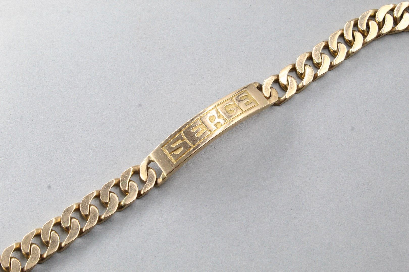Null Armband aus 18 Karat Gelbgold (750) "SERGE".



Gewicht: 63,80 g.