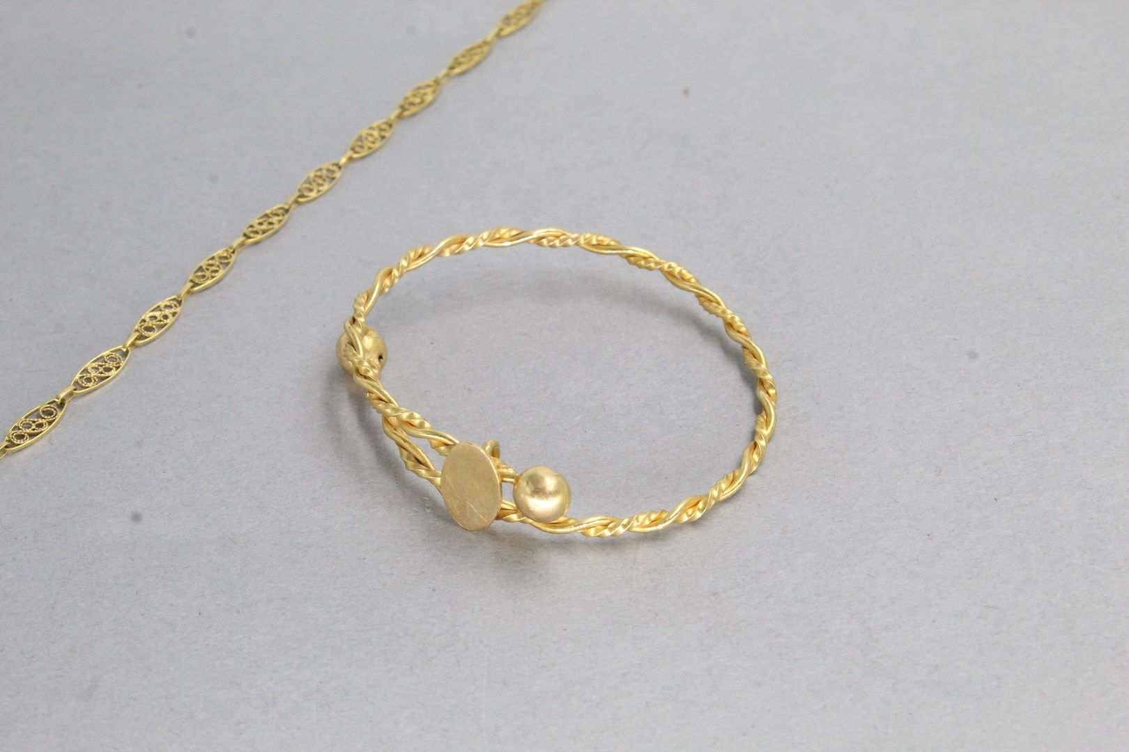 Null 18k (750) gold lot including: 

- A rigid twisted bracelet

- A bracelet wi&hellip;
