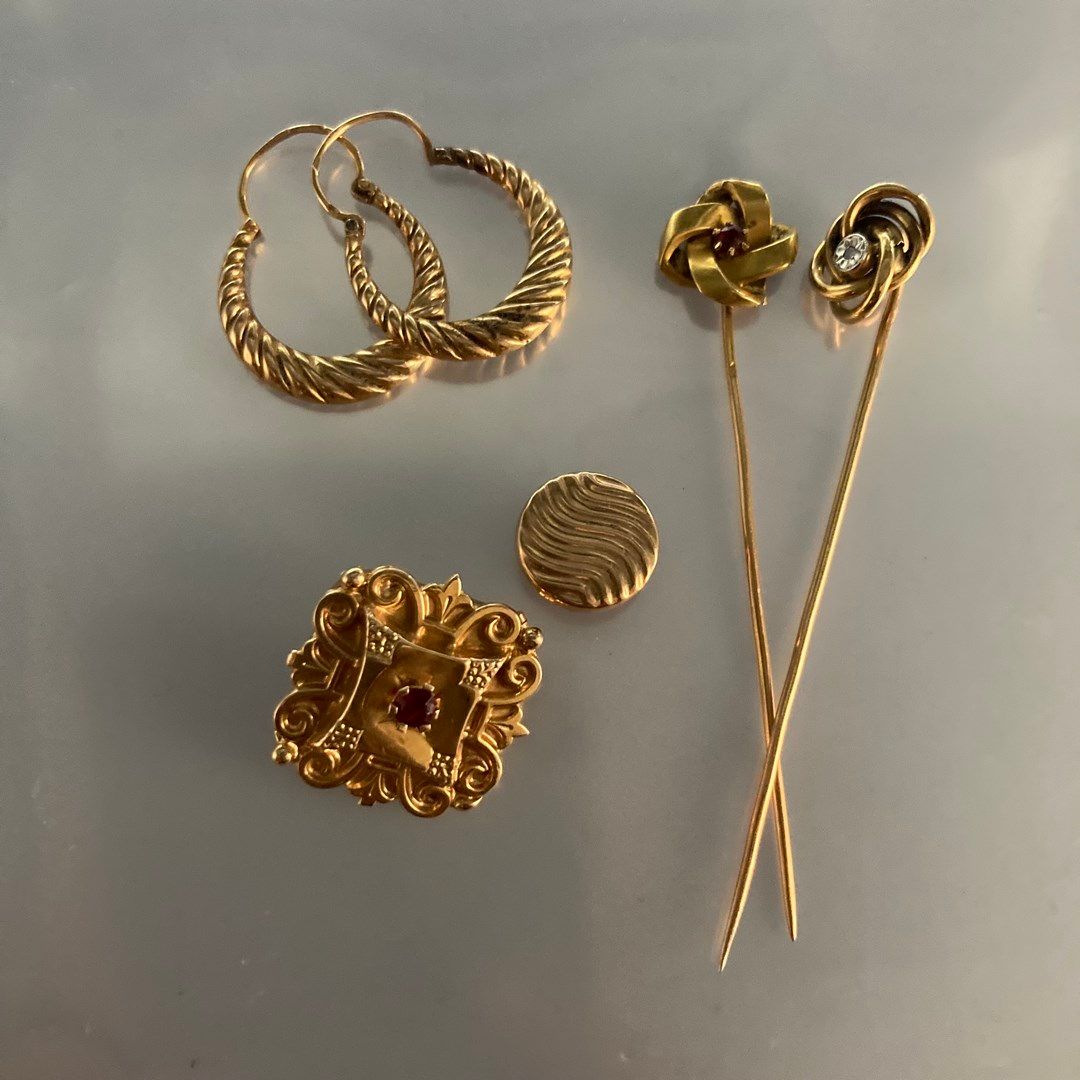 Null 18k (750) gold lot including : 

- 2 tie pins

- 1 cufflink

- 1 brooch

- &hellip;