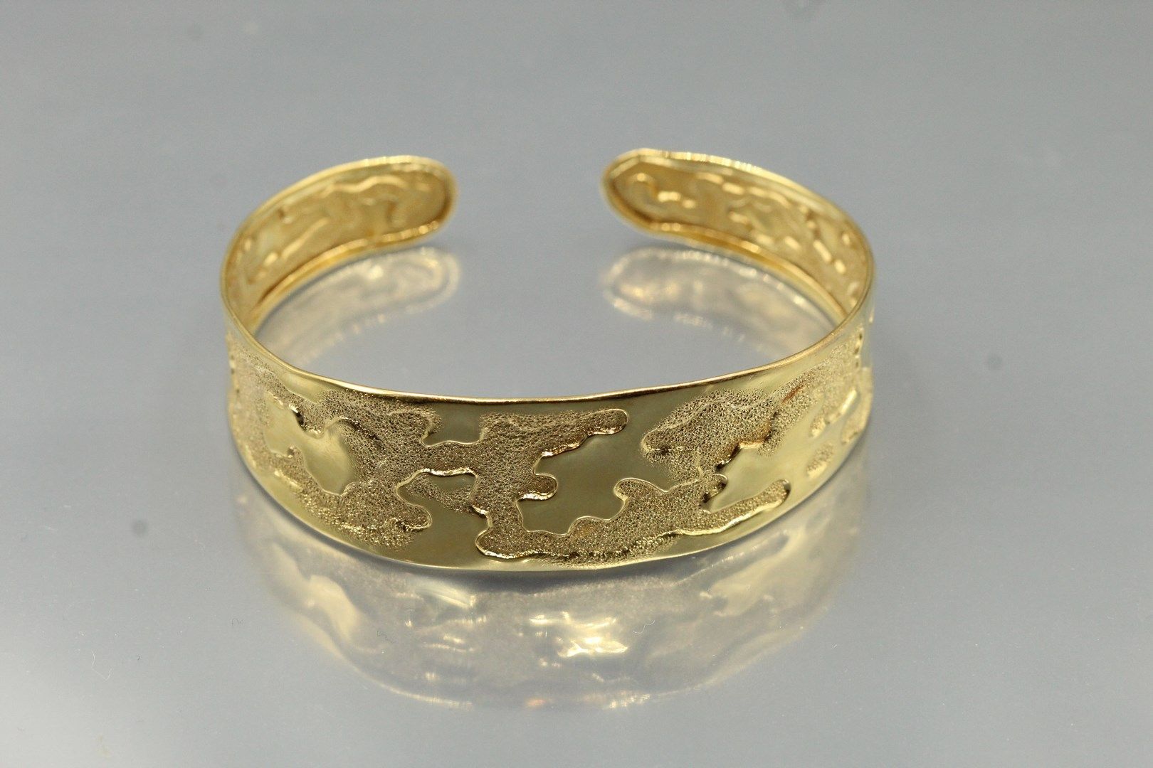 Null Bracelet souple en or jaune 18K (750) à décor de motifs matifiés.

Poids.: &hellip;