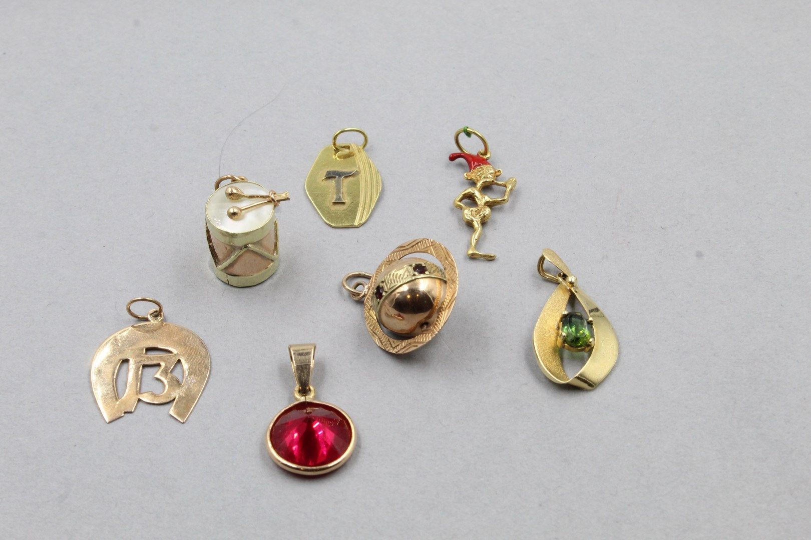 Null Lot en or (titres divers) comprenant sept pendentifs. 

Poids brut : 16.36 &hellip;