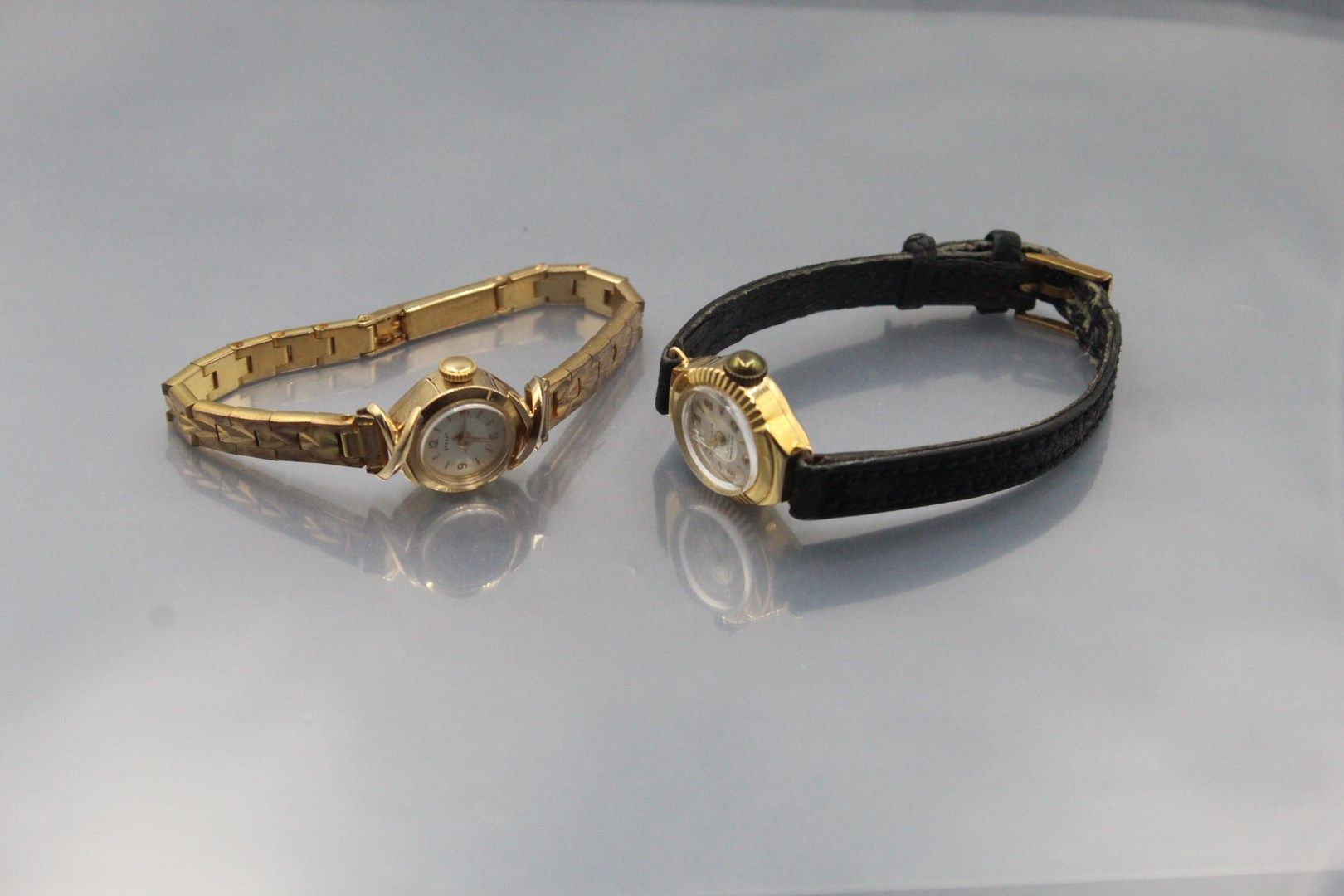 Null 由两块小型女式腕表组成的拍卖会。

18K（750）黄金表壳，金属或皮革表带。

机械机芯。

鹰头标志。

毛重：29.2克