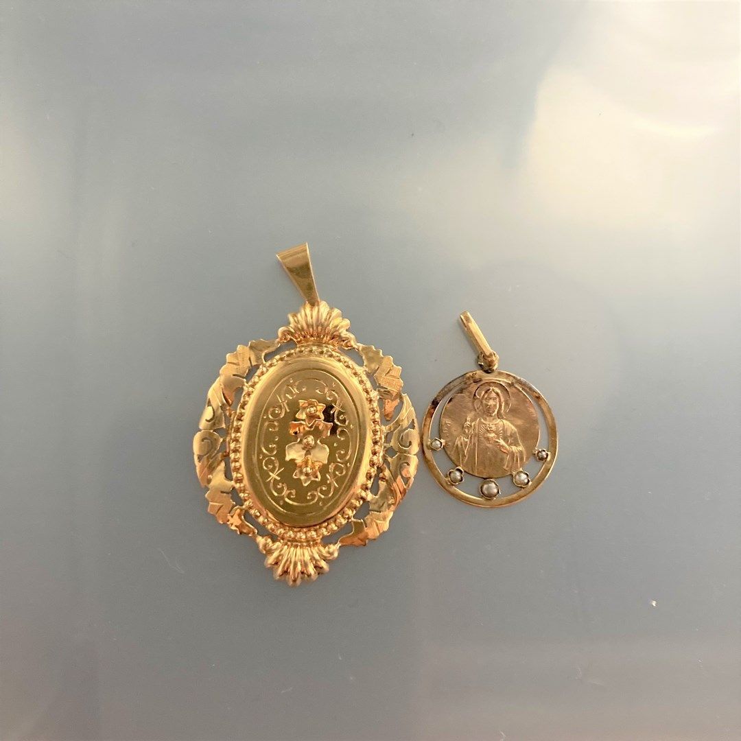 Null 18k (750) yellow gold lot comprising a medal of the Virgin Mary with small &hellip;