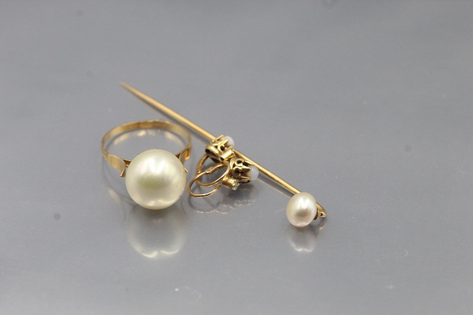 Null Lot in 18k (750) yellow gold and cultured pearls consisting of a ring, a pi&hellip;