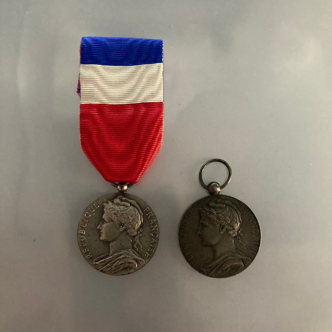 Null Two medals of work, one in silver (without ribbon); the second with ribbon &hellip;