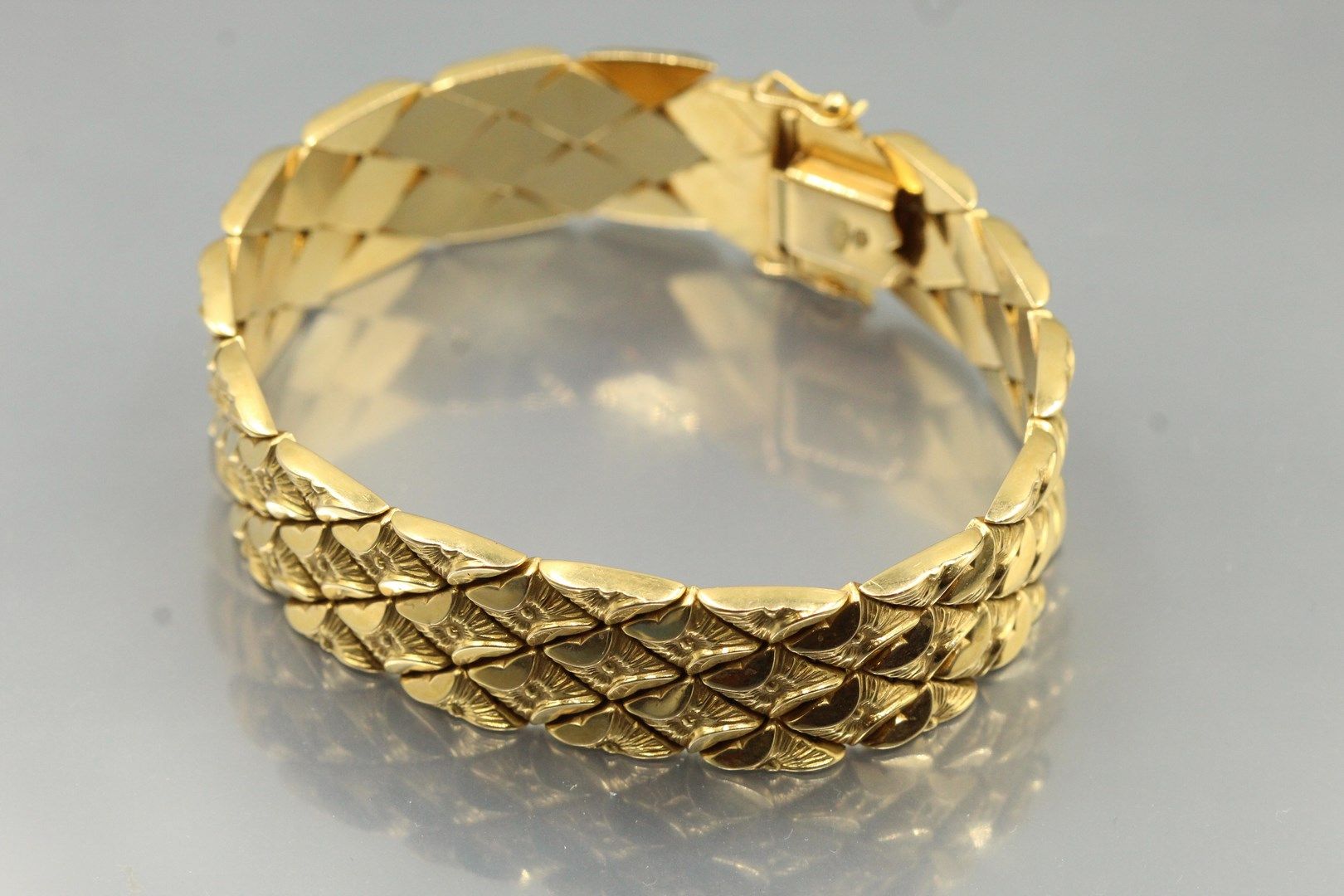 Null Ribbon bracelet in 18K (750) yellow gold.

Wrist size: 19.5 cm. - Weight : &hellip;