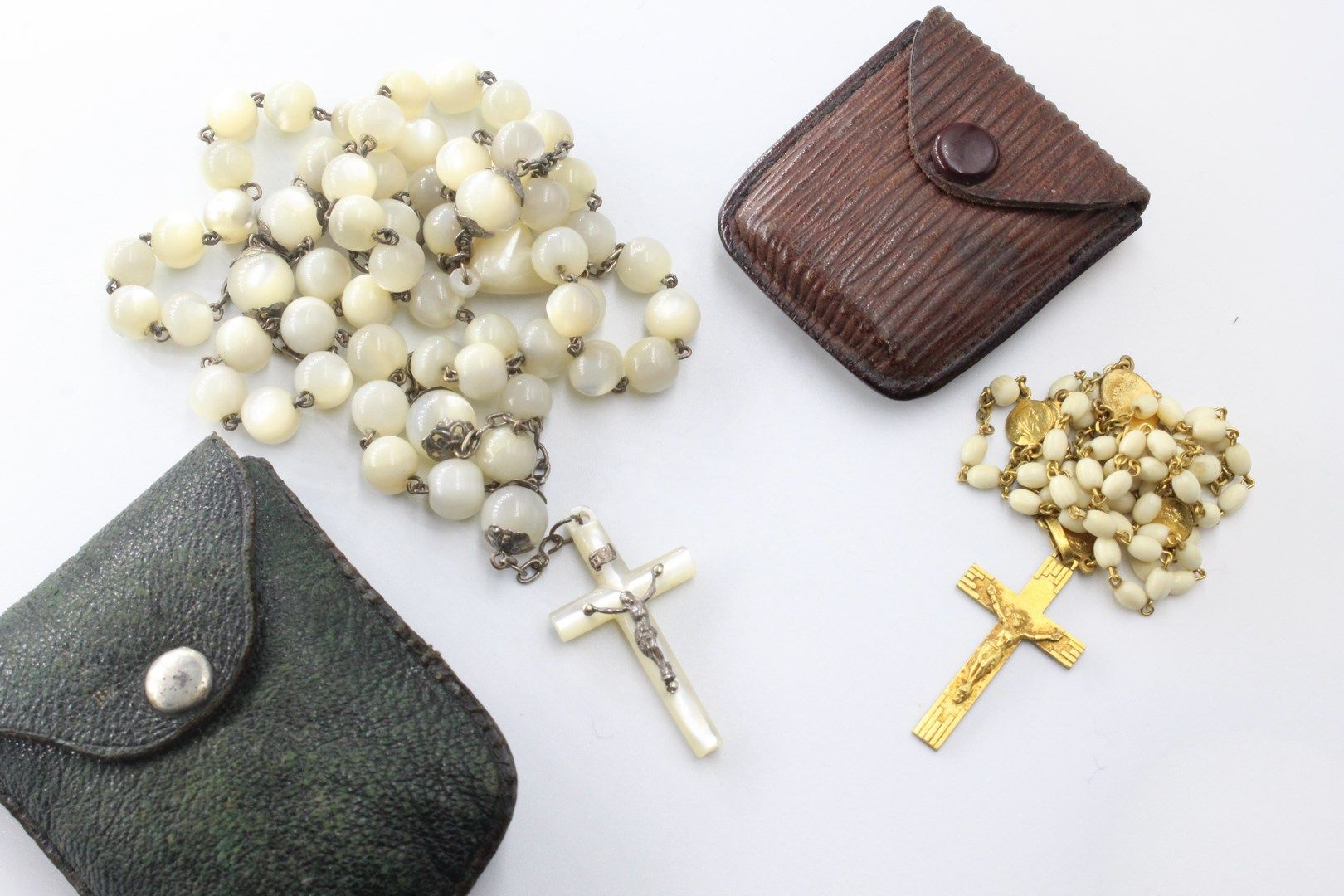 Null Two rosaries, one in mother-of-pearl (neck size 66 cm). In their leather ca&hellip;