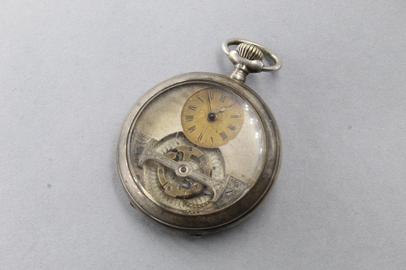 Null 
Silver pocket watch, the bowl guilloche and flanked by a blind cartouche i&hellip;