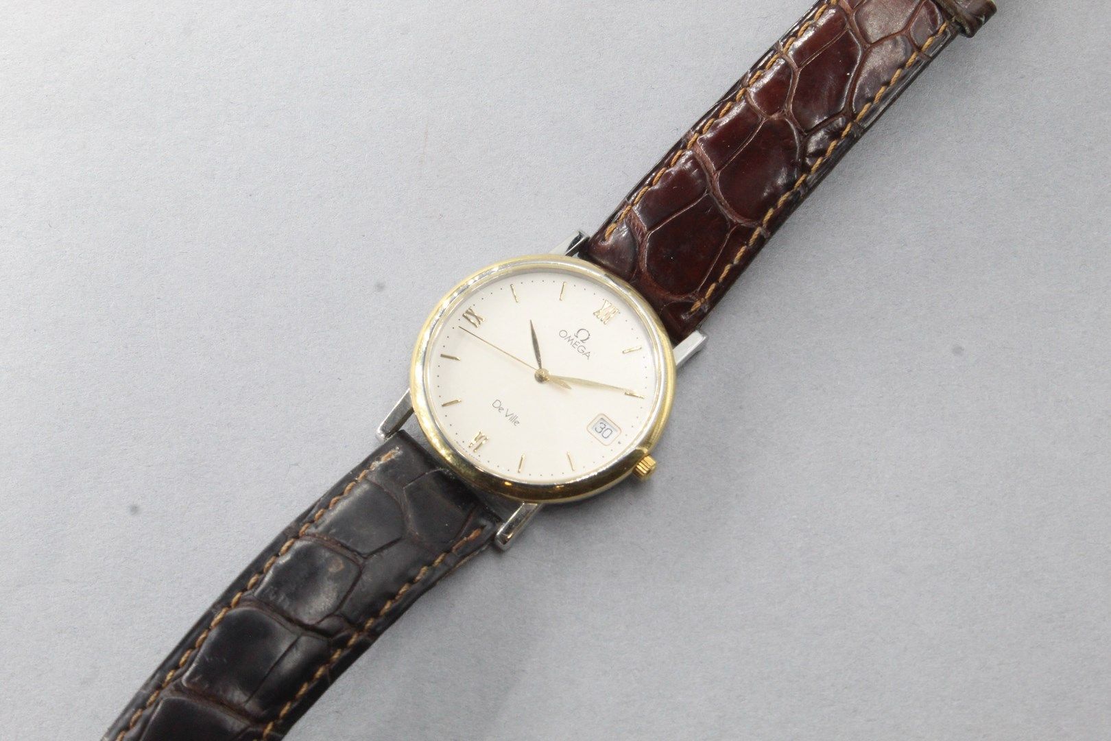 Null OMEGA 

Men's wristwatch, De Ville model, golden baton hour markers and Rom&hellip;