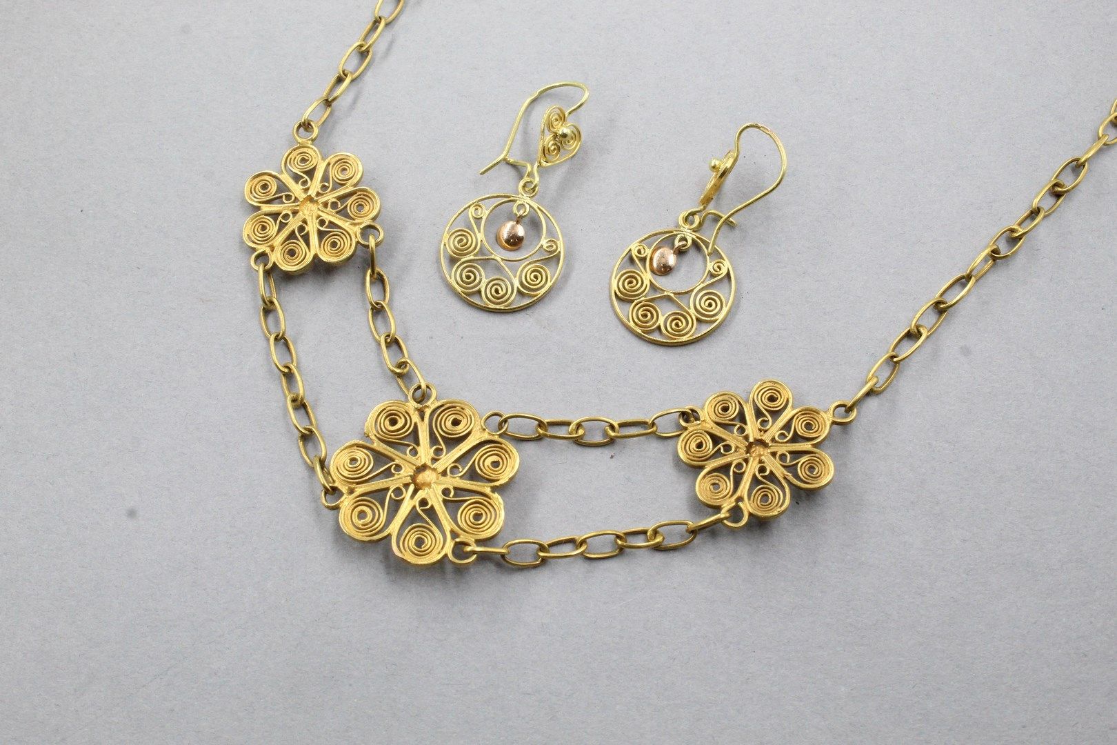 Null Half set of 18k (750) yellow gold filigree necklace and a pair of earrings &hellip;