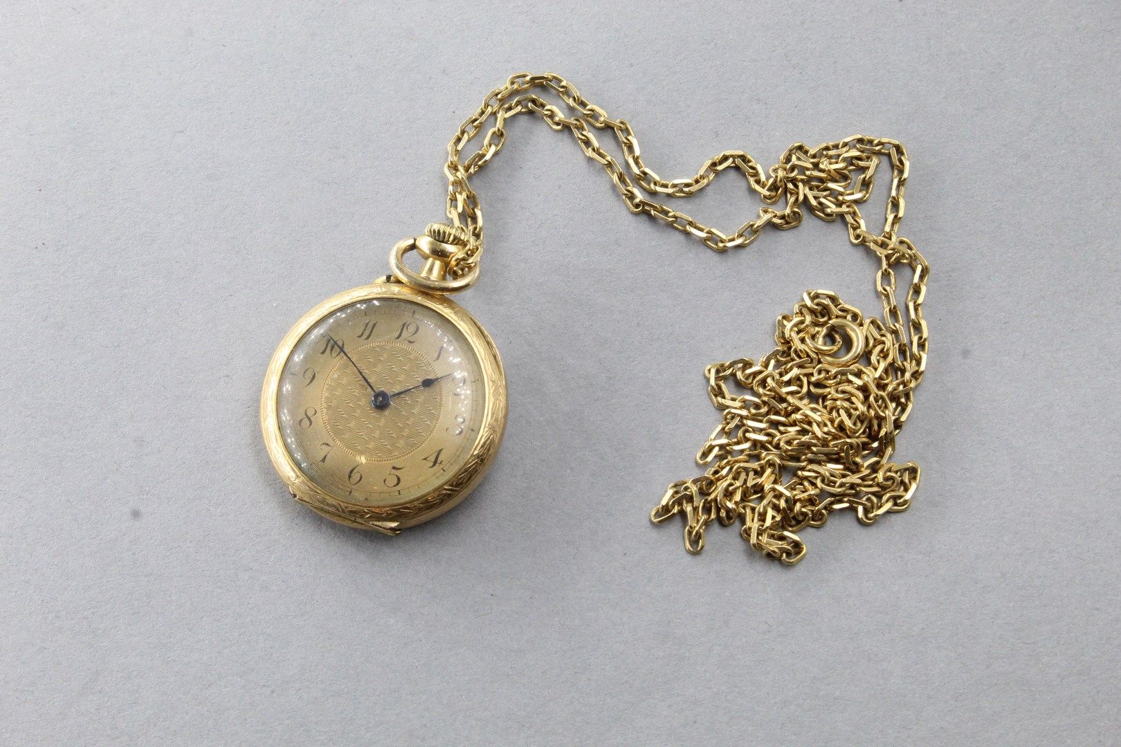 Null 18K（750）黄金领表，表盘有鎏金玑镂背景。

阿拉伯数字表示小时。碗是扭索纹的。

马头标志。

直径：30毫米。- 毛重：19.04克。

(可&hellip;