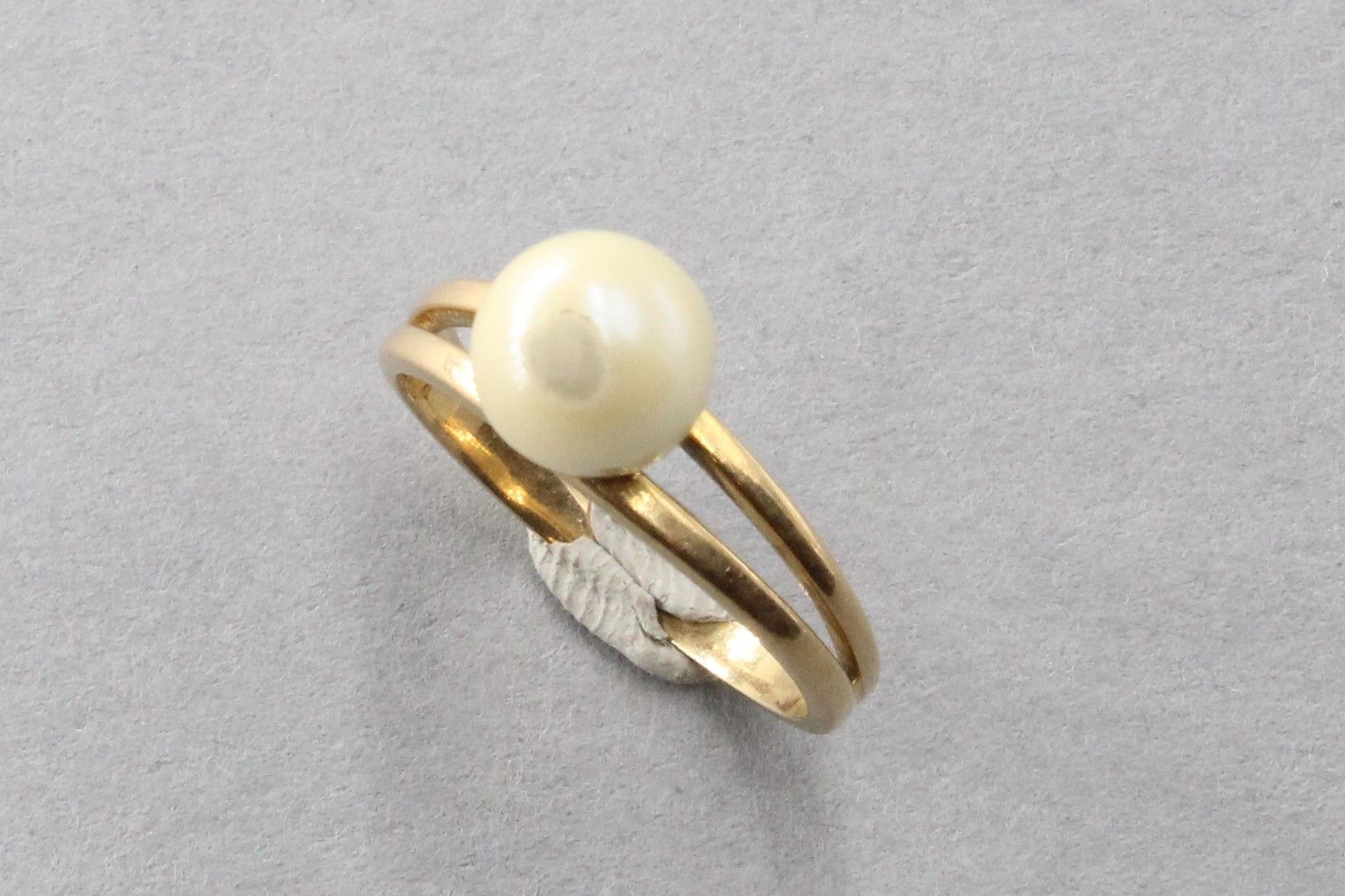 Null 18k (750) yellow gold ring set with a fantasy pearl.



Finger size : 51 - &hellip;