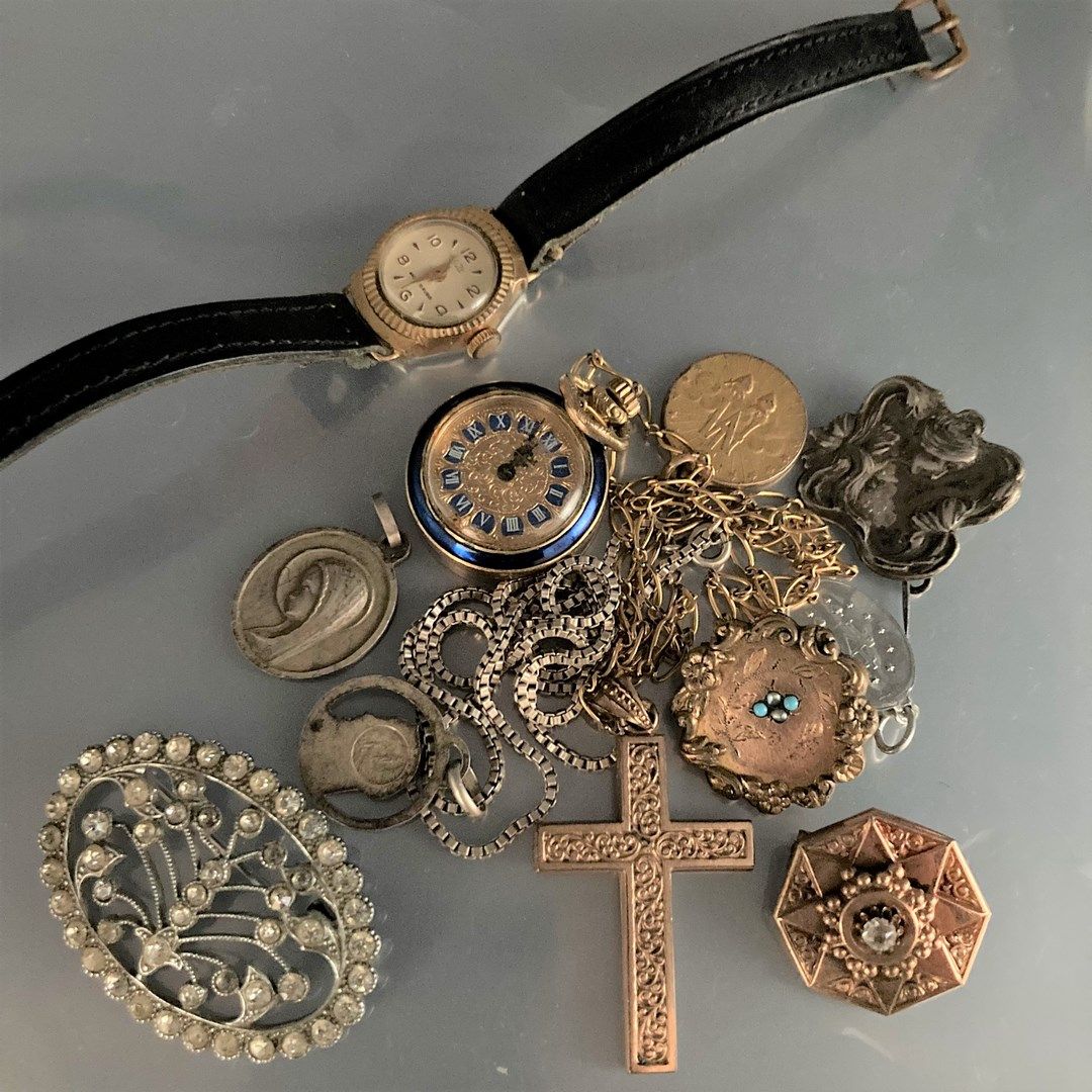 Null 抽屉底层：一只女士手表，镀金盒，皮表带（使用过），一个吊坠十字架，一个当代领表，三个胸针，其中一个是新艺术风格，一个银链（螃蟹）（重量：6.50克）和&hellip;