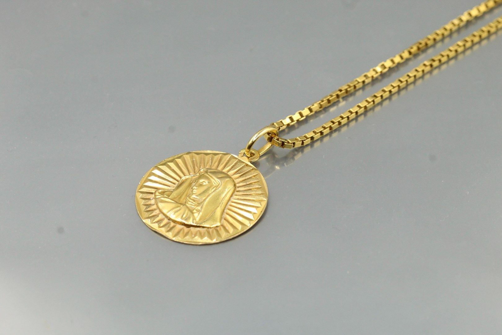 Null Chaine et pendentif de baptême en or jaune 18k (750).

Poids brut : 18.98 g&hellip;