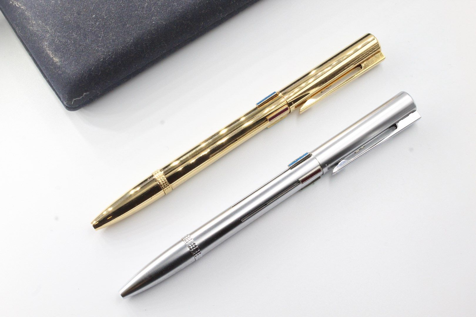 Null WATERMAN 

Set of two four color pens in gold and silver metal.