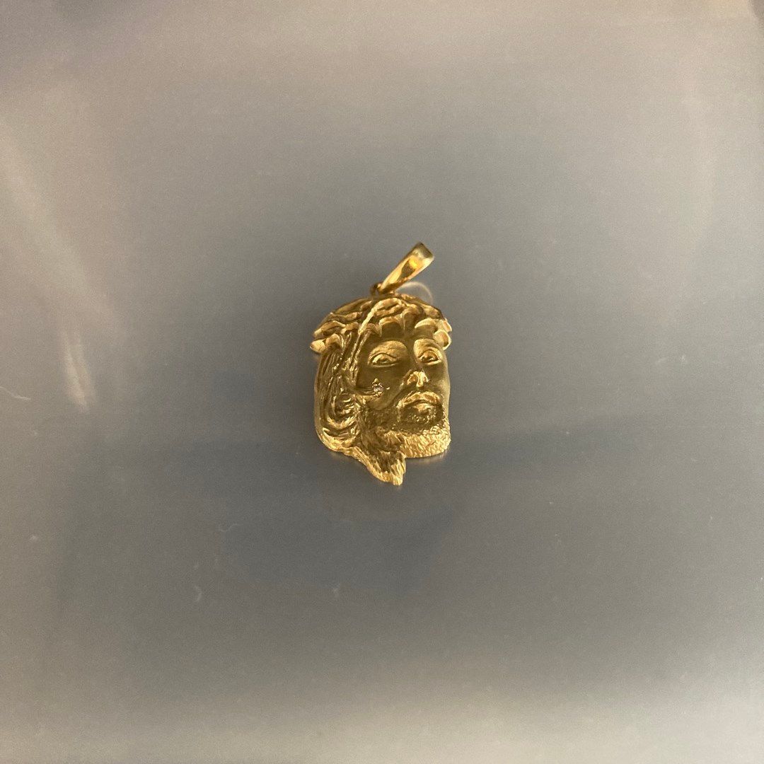 Null 18K(750)黄金吊坠造型的基督，镶嵌着一颗小明珠。

标有一个鹰头。

重量：6.14克。: 6.14 g.