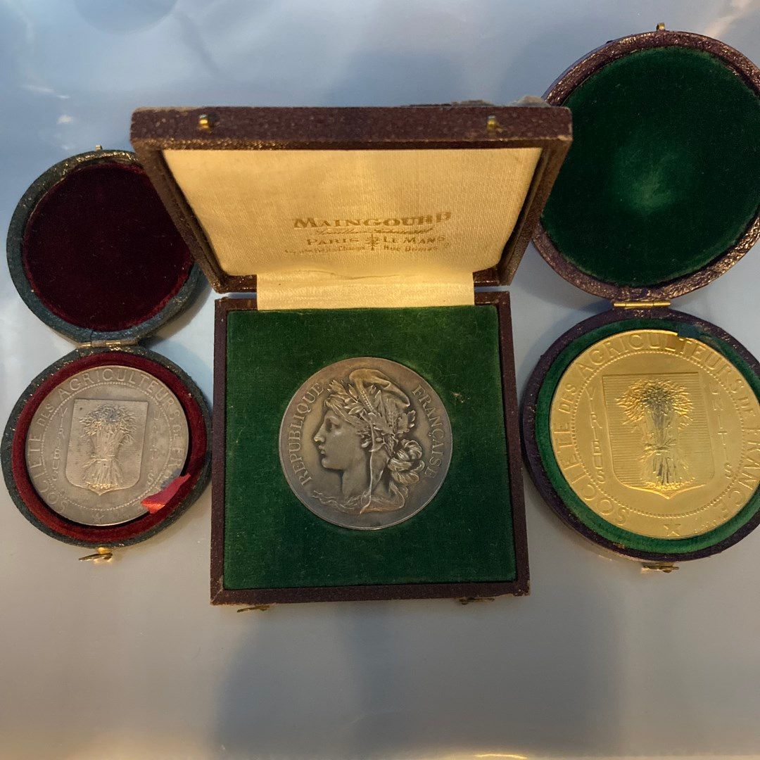 Null Three silver table medals:

- Society of farmers of the Sarthe, engraved an&hellip;