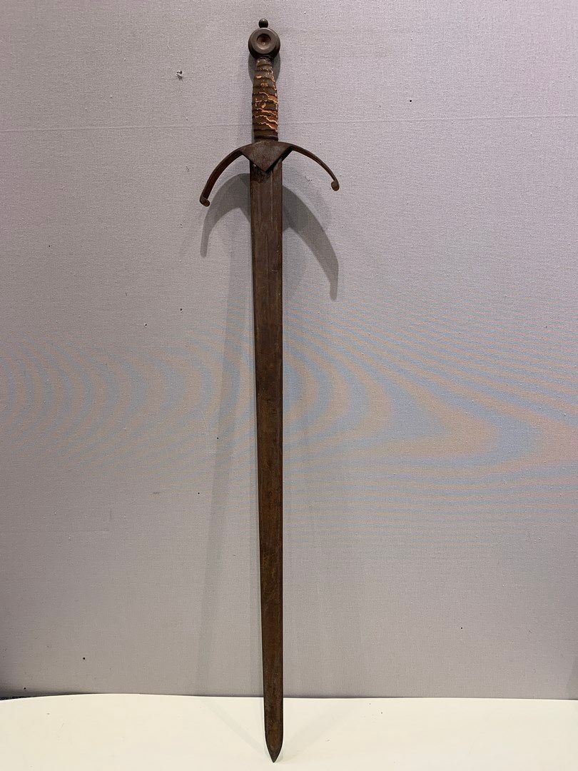 Null Grande épée décorative, manche gainé de cuir (usures)

L. Totale: 104 cm