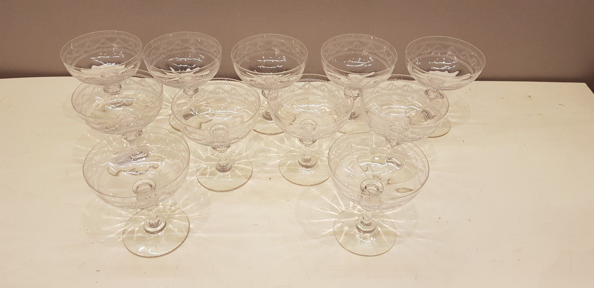 Null Partie de service de verres en cristal gravé comprenant 11 coupes à champag&hellip;