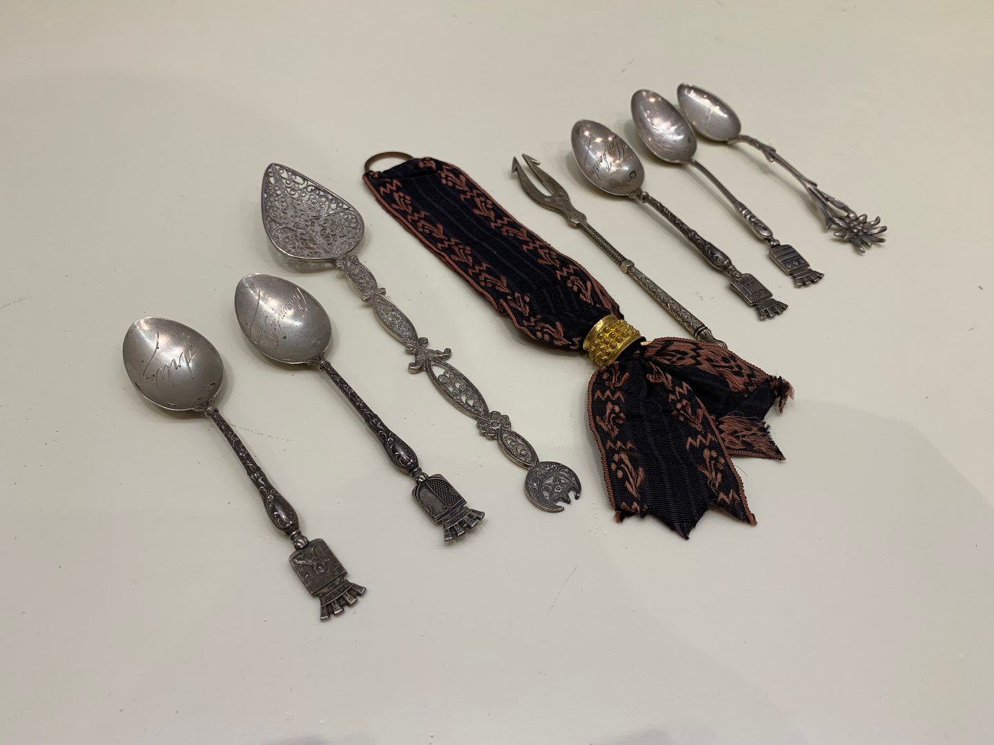 Null Six small silver spoons and a small fork. 64 g