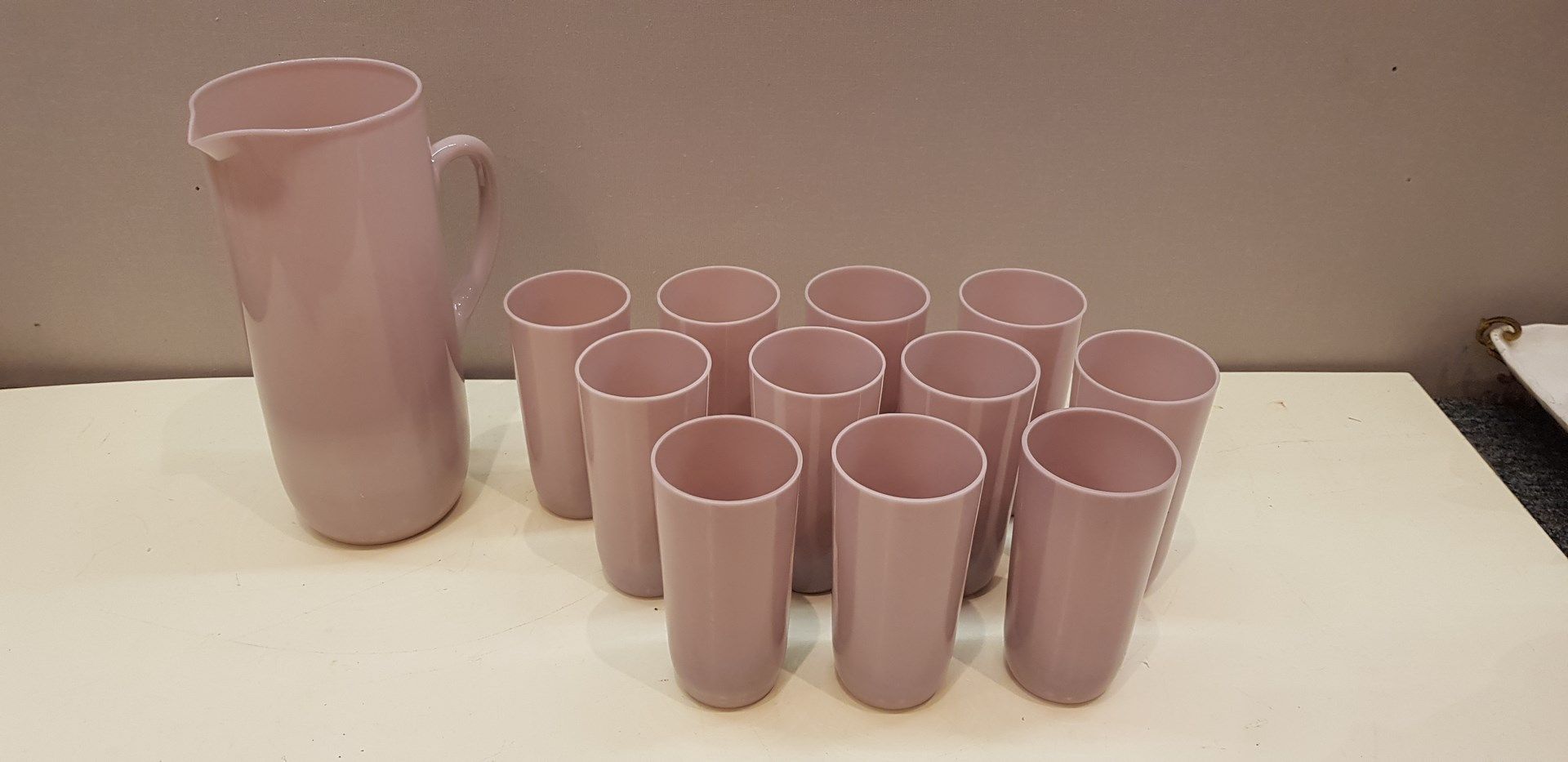 Null Partie de service en verre opalin mauve comprenant une carafe et onze verre&hellip;