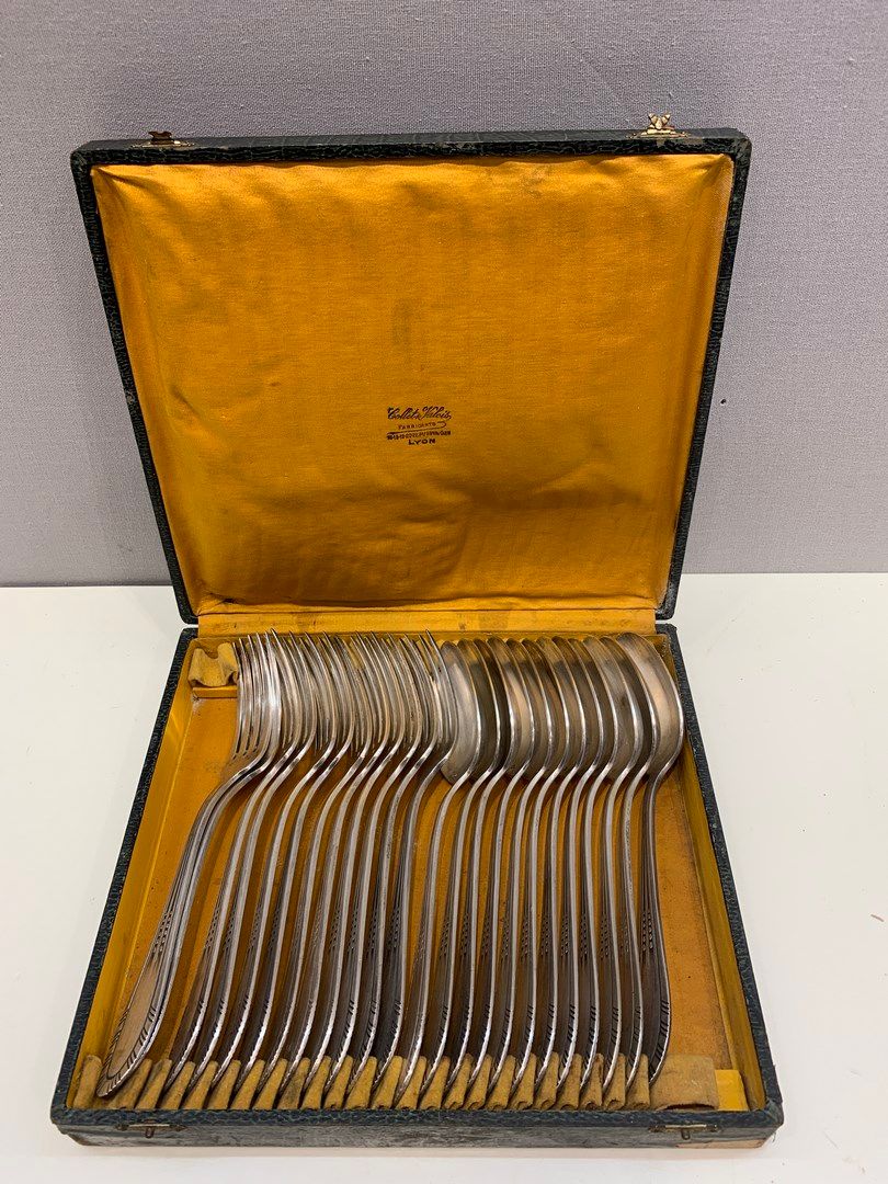 Null 12 forks and 12 spoons in silver plated metal