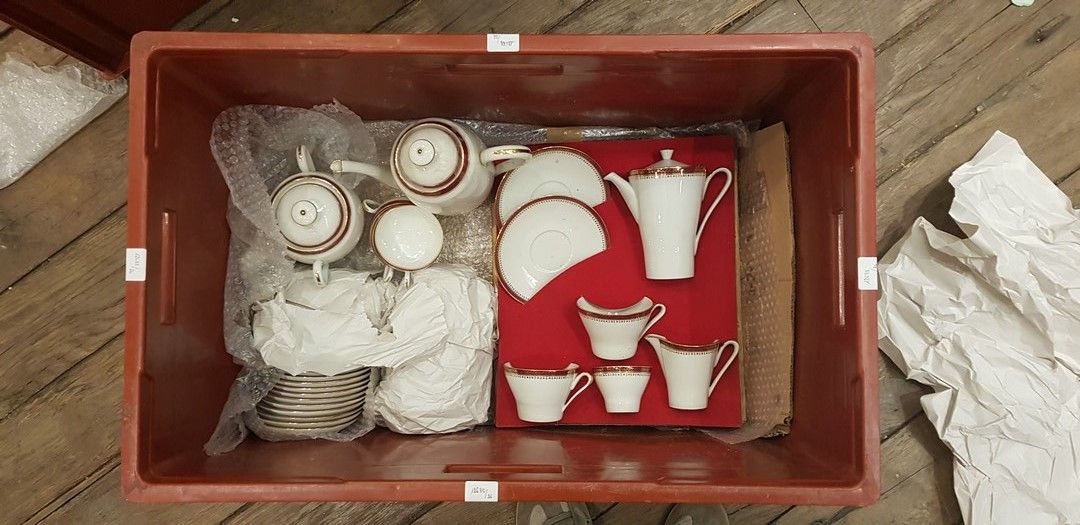 Null 利摩日瓷器套装由两个不同的咖啡套装组成。



- 索洛涅的LAMOTTE之家。

红金边白瓷咖啡套装，包括2个杯子和2个茶碟，一个咖啡壶，一个牛奶壶&hellip;