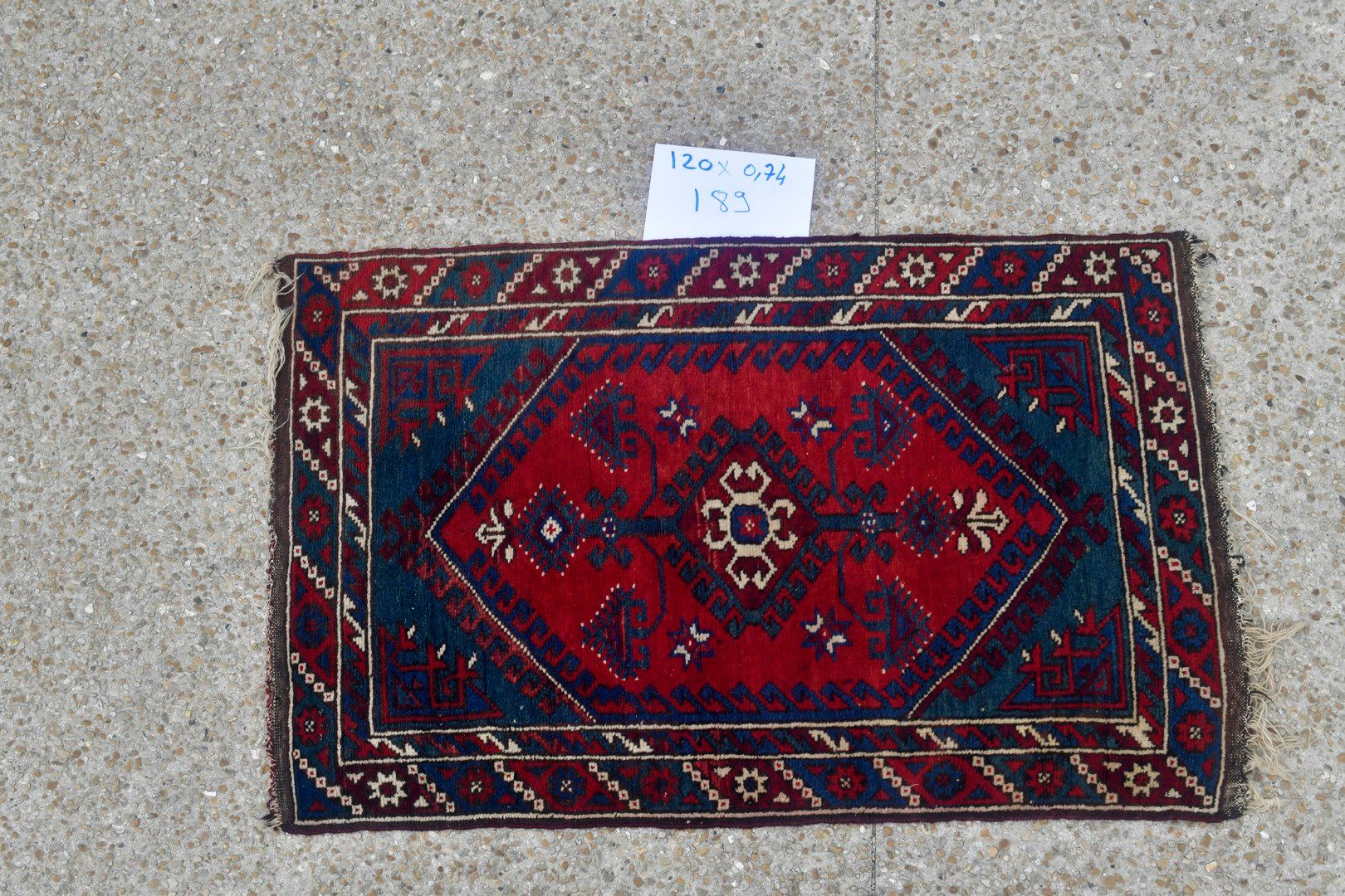 Null Dosemalti（土耳其），约1970年。

羊毛基础上的羊毛绒。

在帕尔马的背景上有几何装饰。

状况良好。 

120x74厘米
