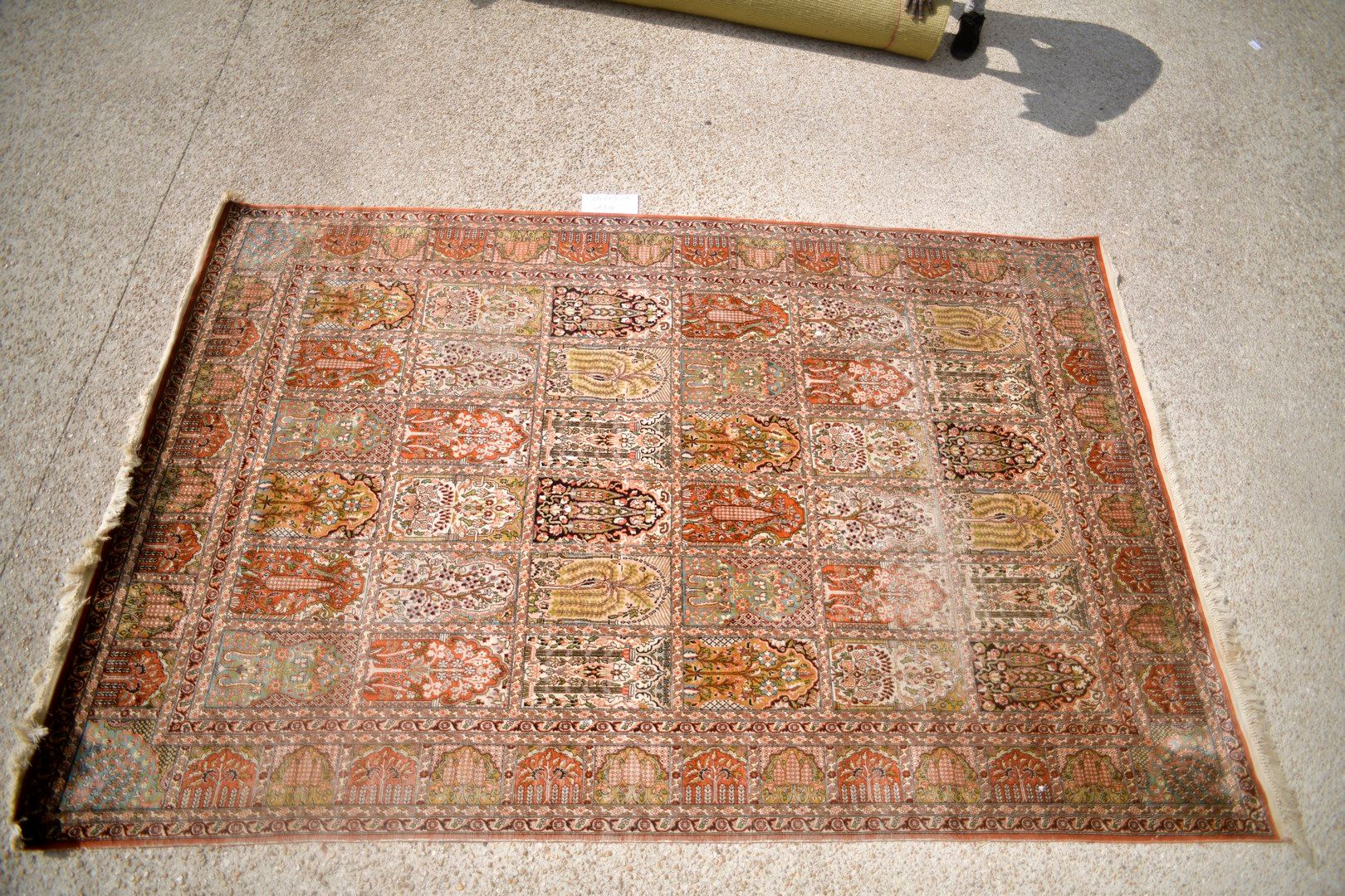 Null 印度丝羊绒，约1980年。

棉质基础上的丝绒。

花园装饰。

状况良好。

340x213厘米
