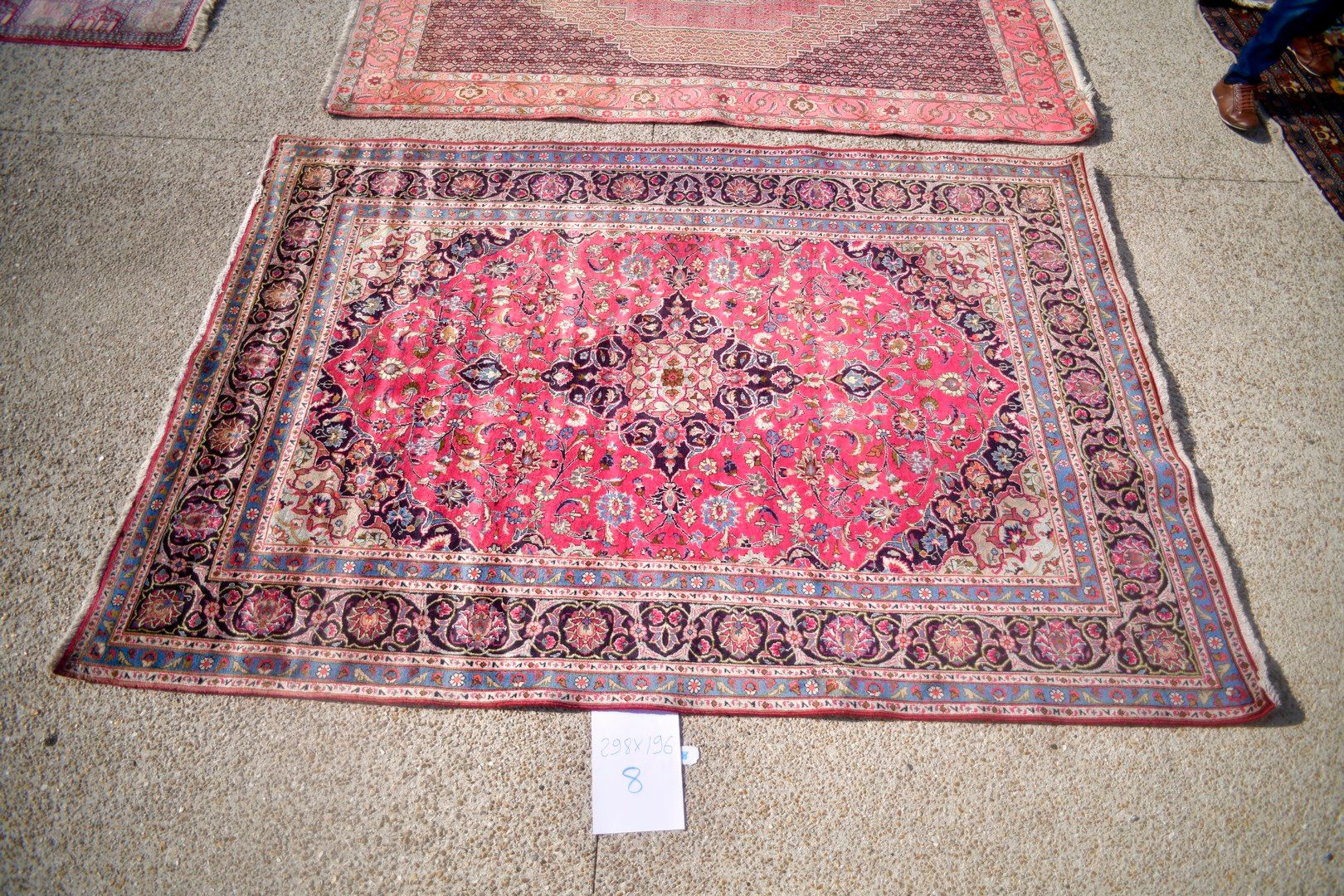 Null 卡尚（伊朗），1975年。

棉质地面上的高品质丝质羊羔毛绒。

紫红色的场地上有一卷开花的棕榈树，中间有一个拉长的钻石形式的午夜蓝色花纹奖章。

状&hellip;