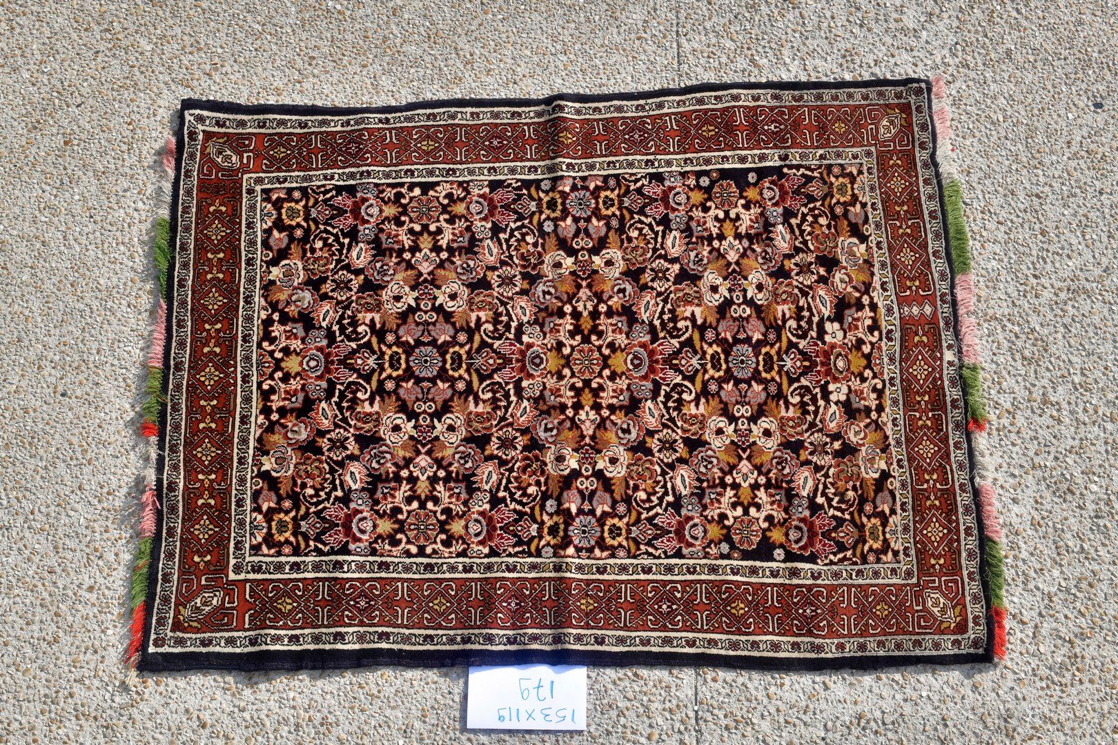 Null Bidjar（伊朗），约1980年。

在丝绸基础上的羊毛天鹅绒。

饰有多色的棕榈花，以碎钻的形式进行几何化设计。

状况良好。

153x119厘&hellip;