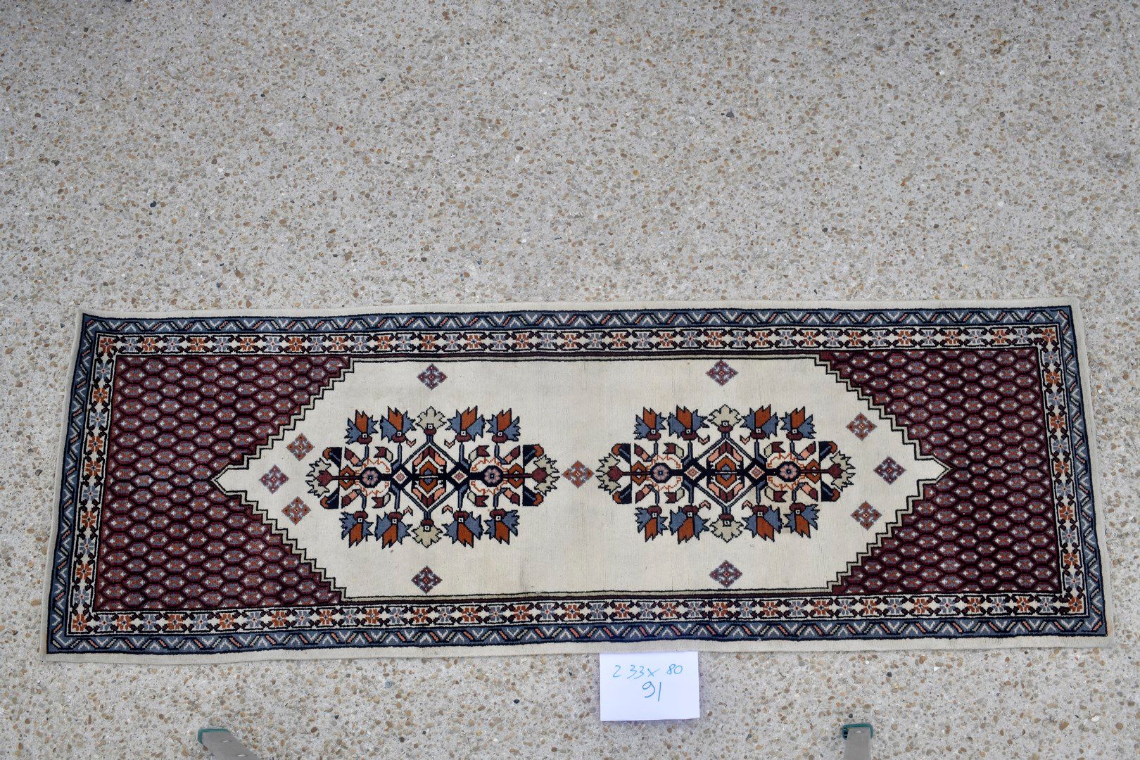Null 拉巴特（摩洛哥），1975年。

羊毛天鹅绒，棉质基础。

象牙色的场地上有几何花纹组成的图案。

状况良好。

233x80厘米