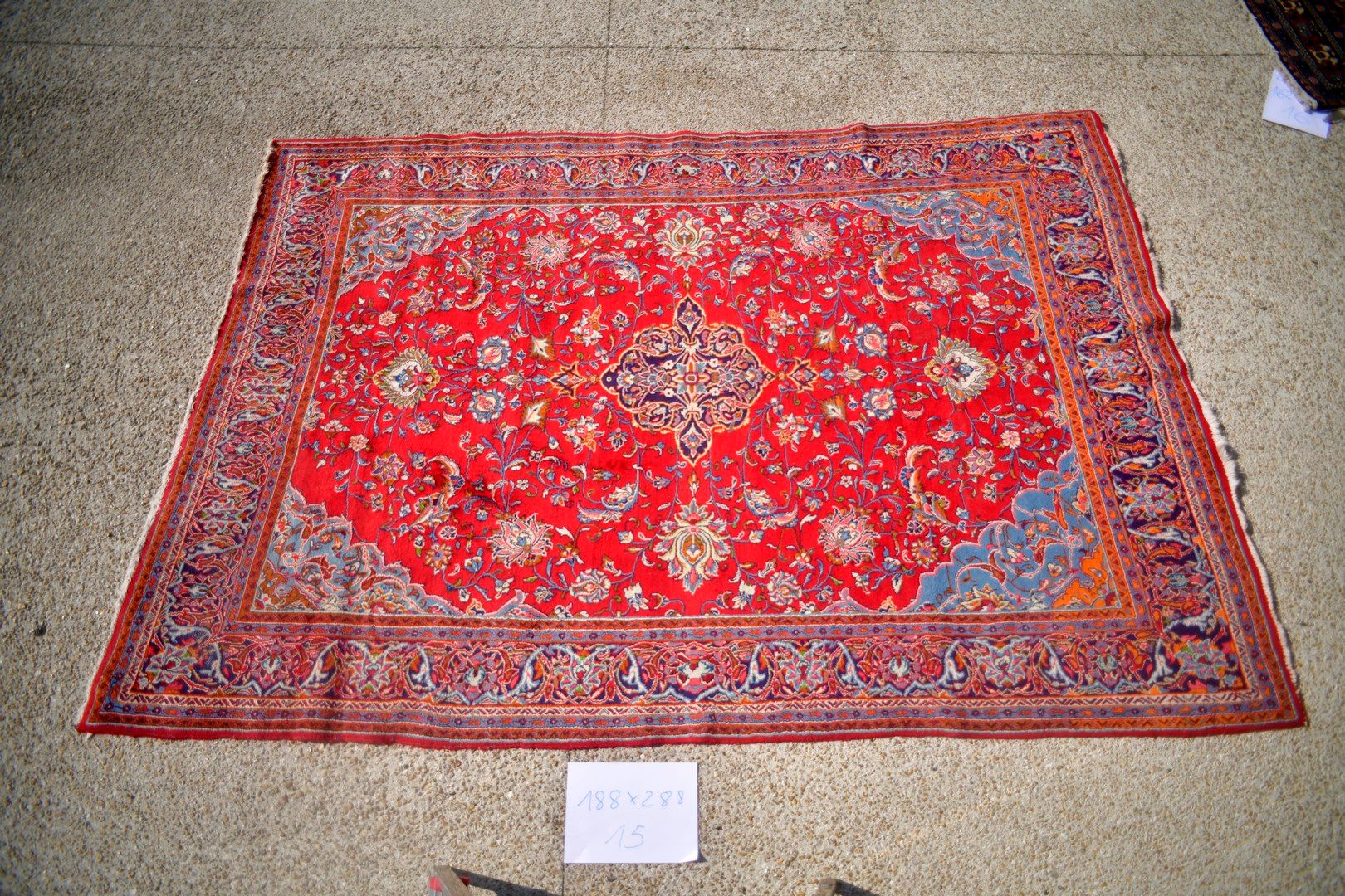 Null 萨鲁克（伊朗），1980年。

羊毛天鹅绒，棉质基础。

红宝石领域，有花卉装饰。

状况良好。

288 x 188 cm
